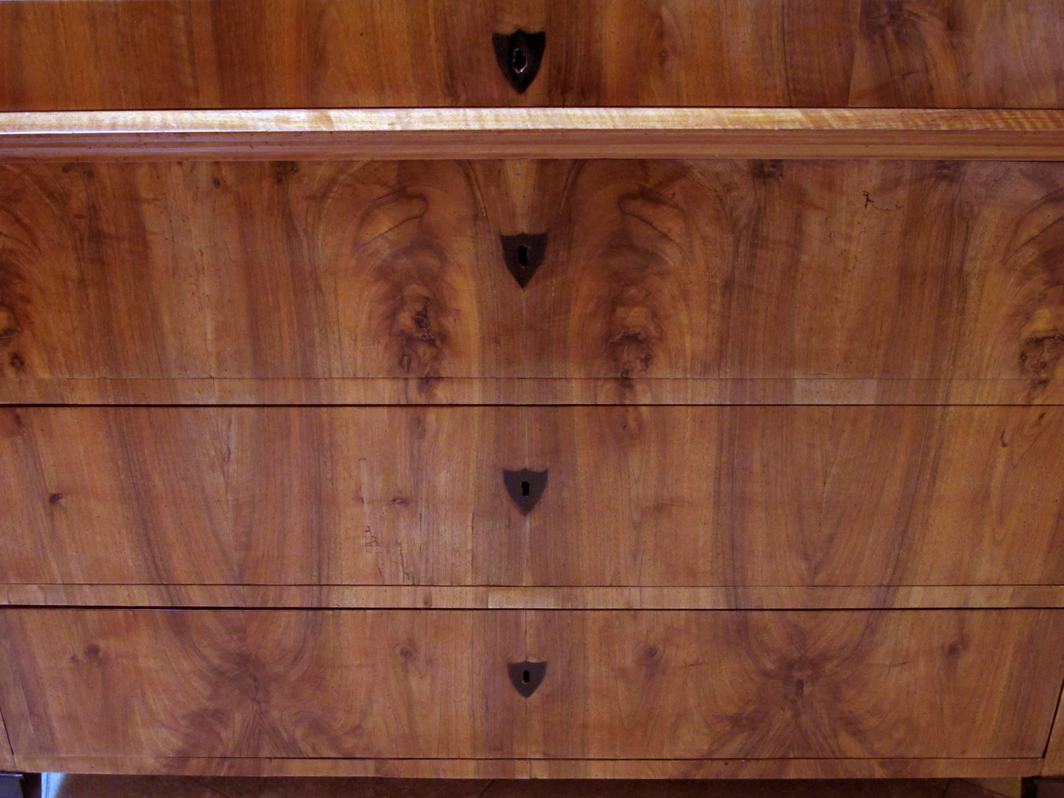 Handsome Austrian Biedermeier Walnut Four-Drawer Chest with Inlaid Decoration In Excellent Condition In San Francisco, CA