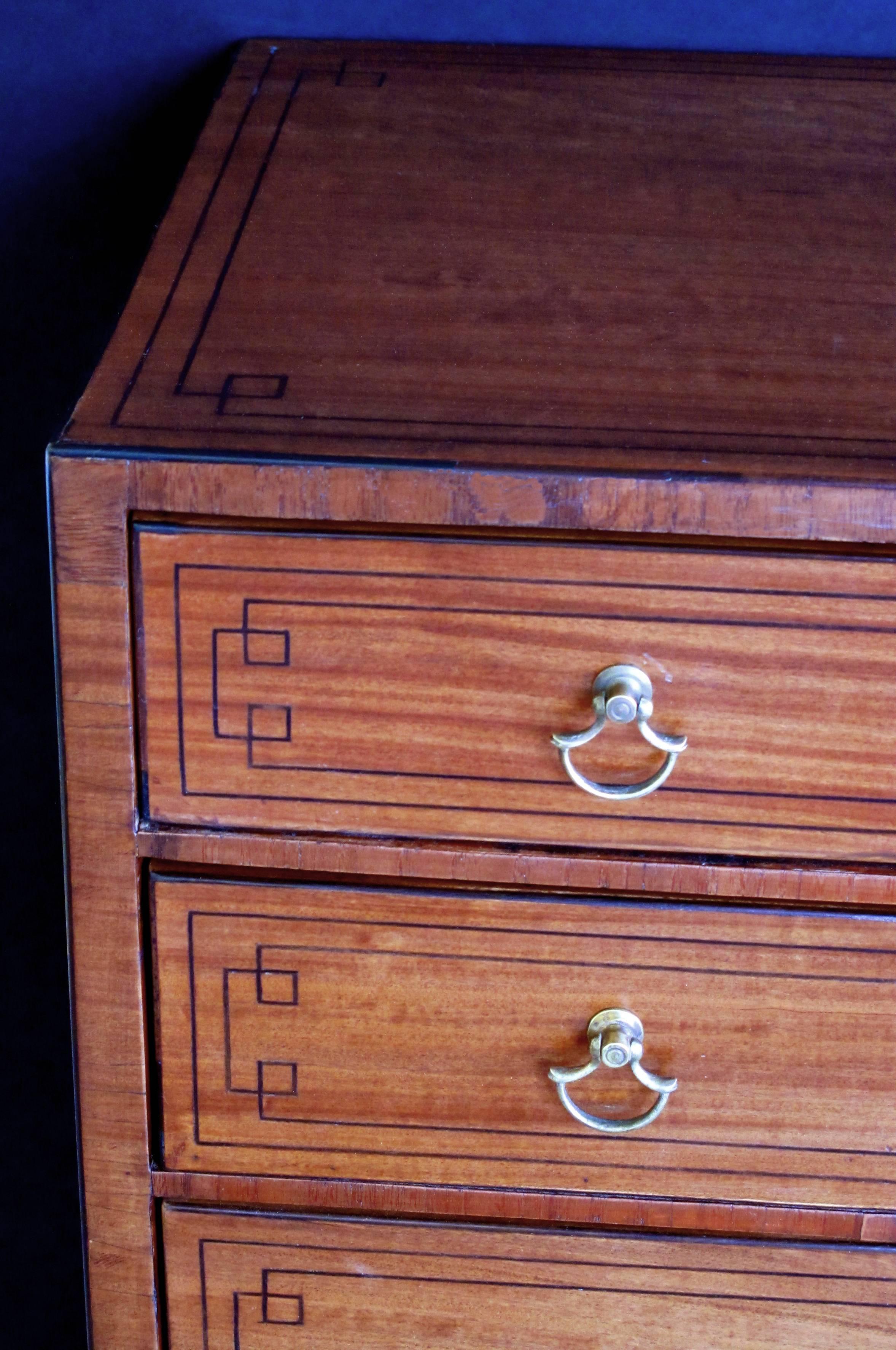 Tailored Pair of English Edwardian Tiger-Mahogany Five-Drawer Bedside Chests In Excellent Condition In San Francisco, CA