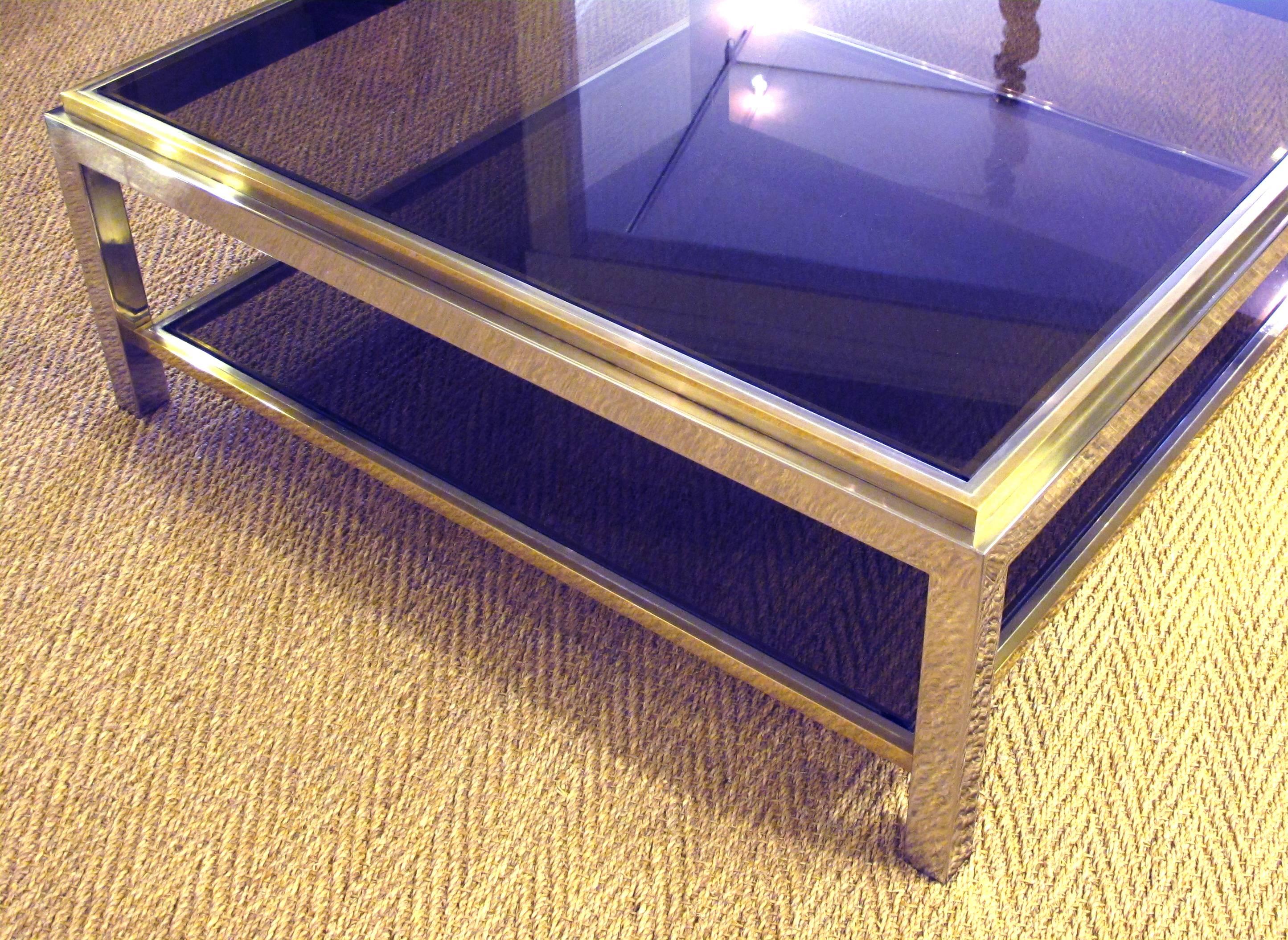 Français Table basse carrée en laiton et nickel signée Jean Charles, verre fumé, France en vente