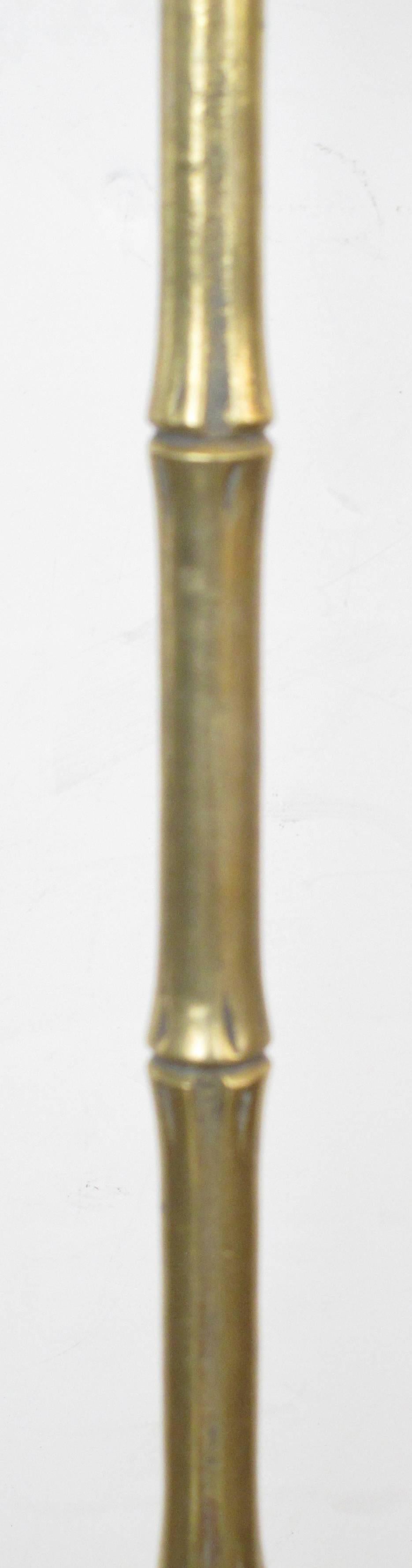 Élégant lampadaire en laiton faux bambou de la Maison Baguès datant des années 1960 ; le support élancé en laiton faux bambou repose sur une base circulaire en bronze rocailleux avec des feuilles en écailles.