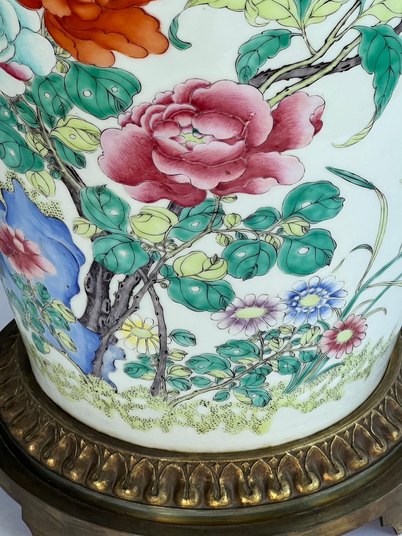 Gran pareja de jarrones chinos de estilo rosa familiar montados como lámparas. en Bueno estado para la venta en San Francisco, CA