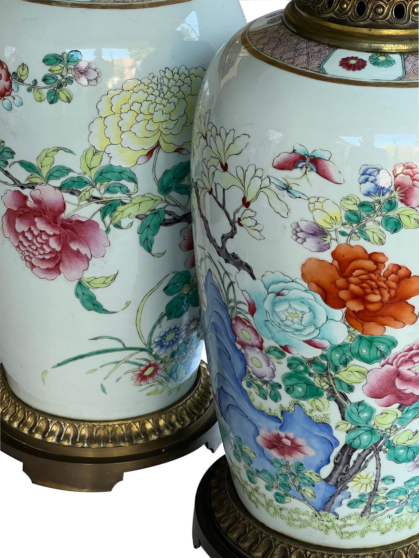 Gran pareja de jarrones chinos de estilo rosa familiar montados como lámparas. Porcelana en venta