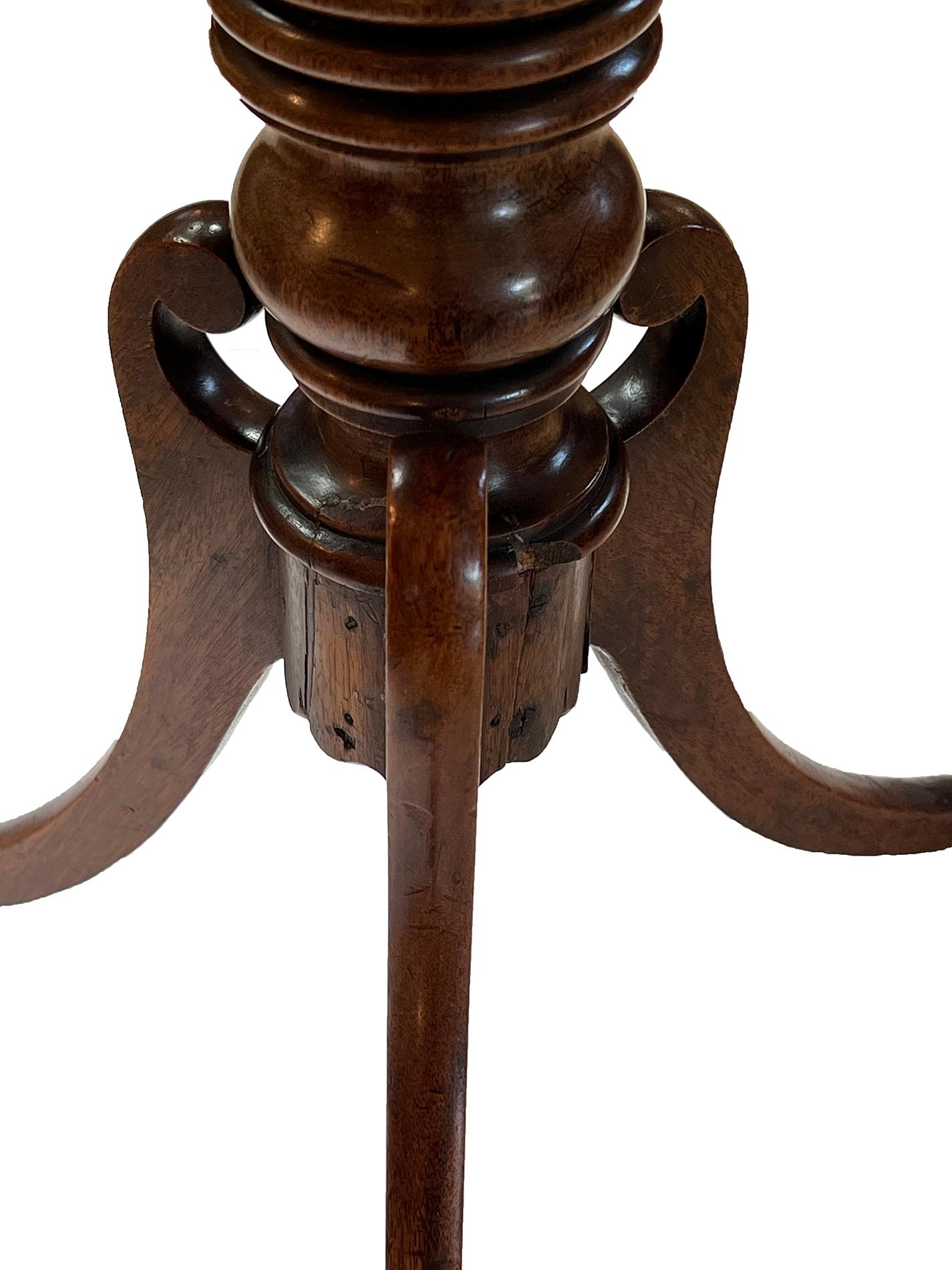 Victorien Table d'appoint circulaire anglaise victorienne à trois pieds en hêtre avec support à balustre  en vente