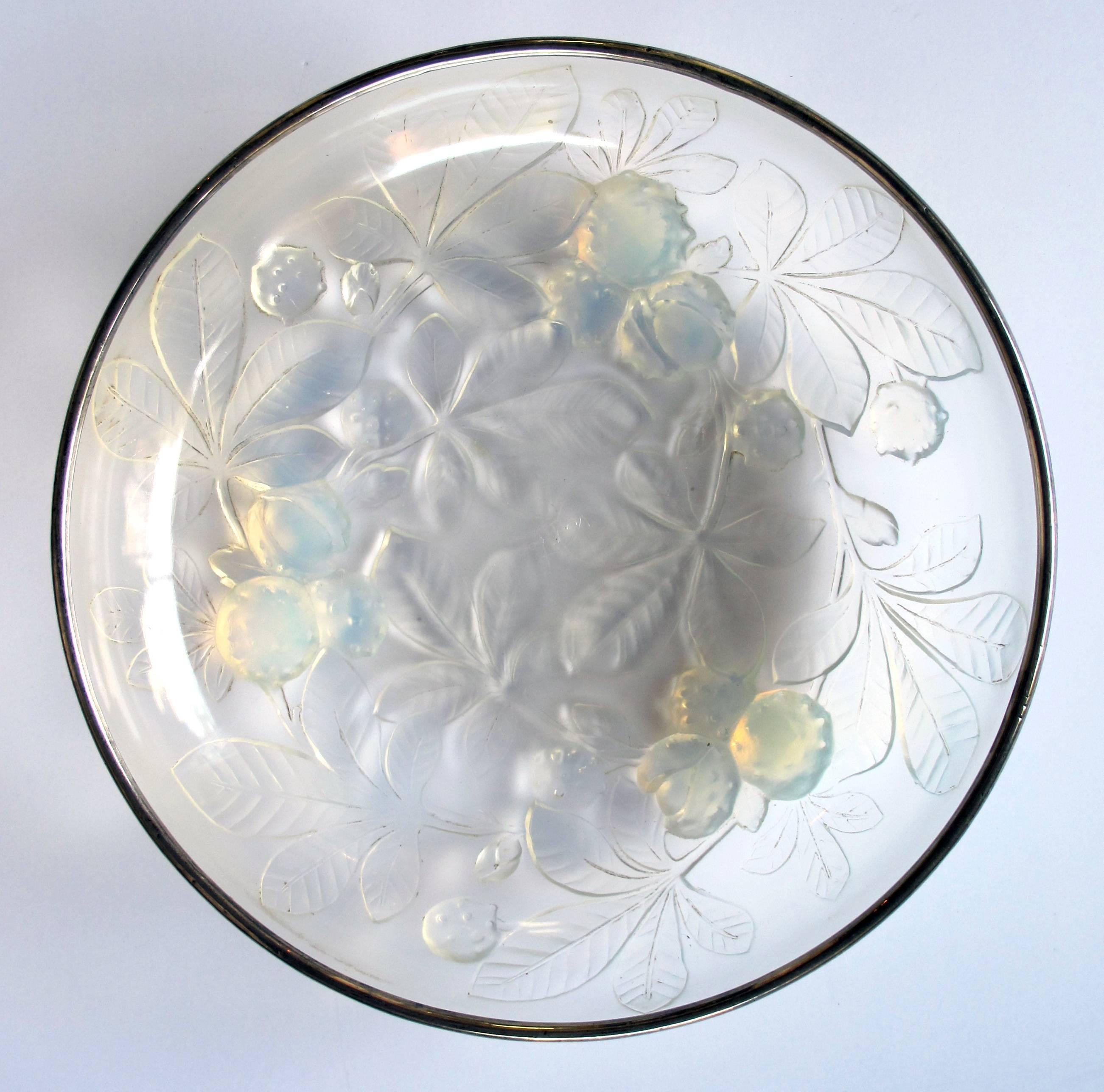 Luminous French Art Deco Opalescent Glass Bowl, Signed 'Verlys, ' France In Good Condition In San Francisco, CA