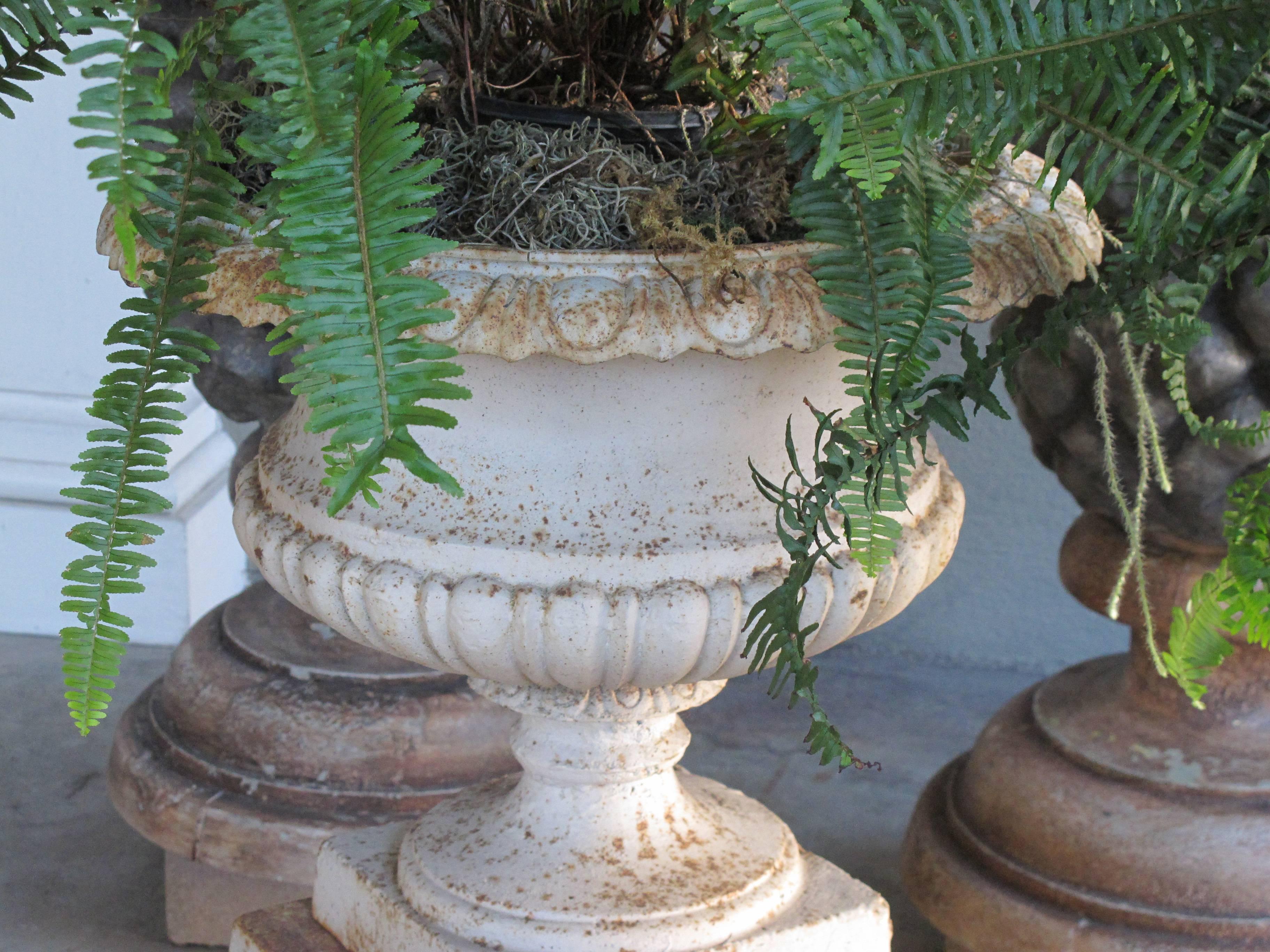 Mid-20th Century Handsome American Neoclassical Style Iron Painted Campagna Urns on Stands, pair