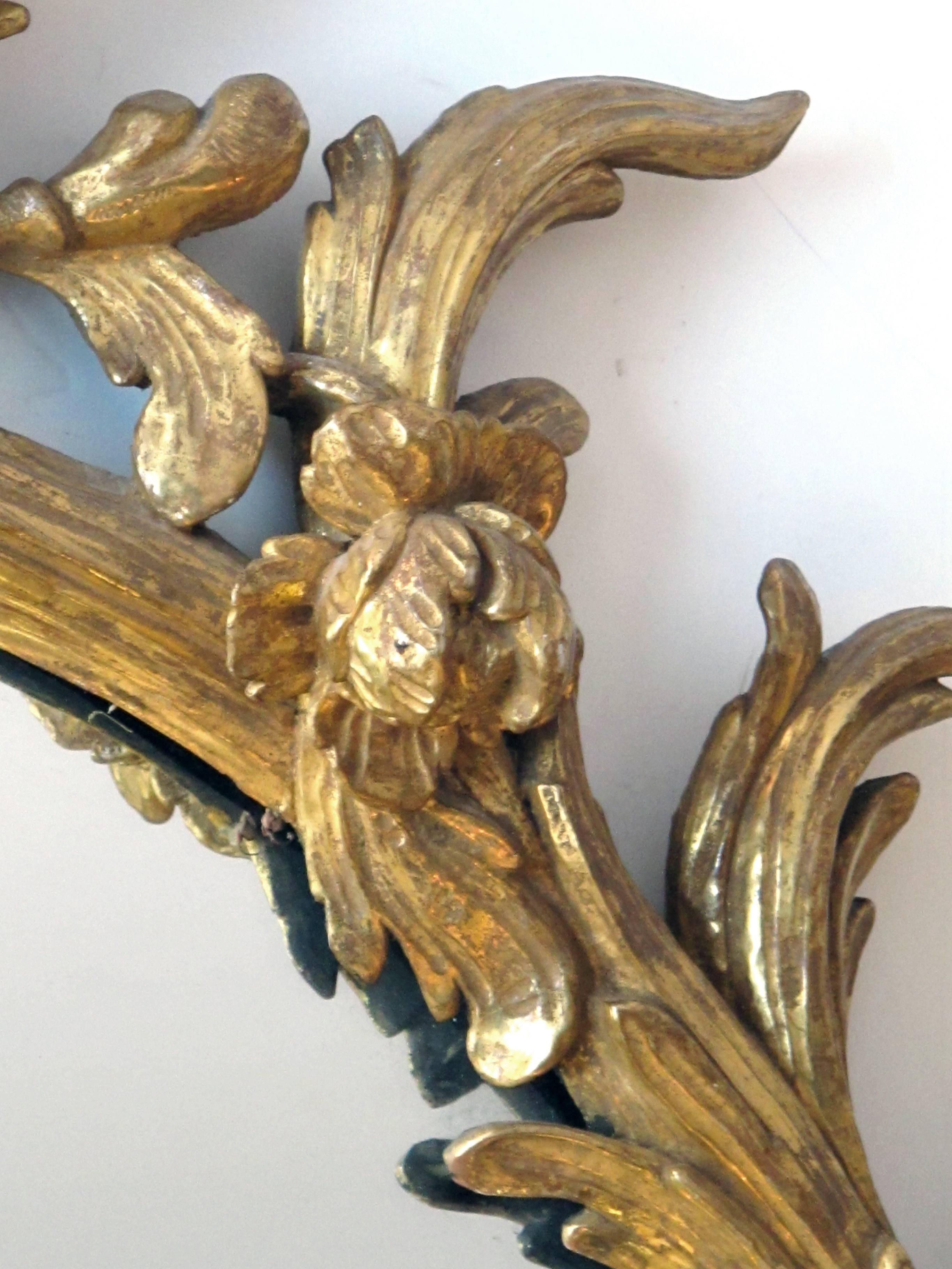 Englischer George-II-Rokoko-Spiegel aus vergoldetem Holz in guter Qualität mit Blattwerkschnitzereien (18. Jahrhundert und früher) im Angebot