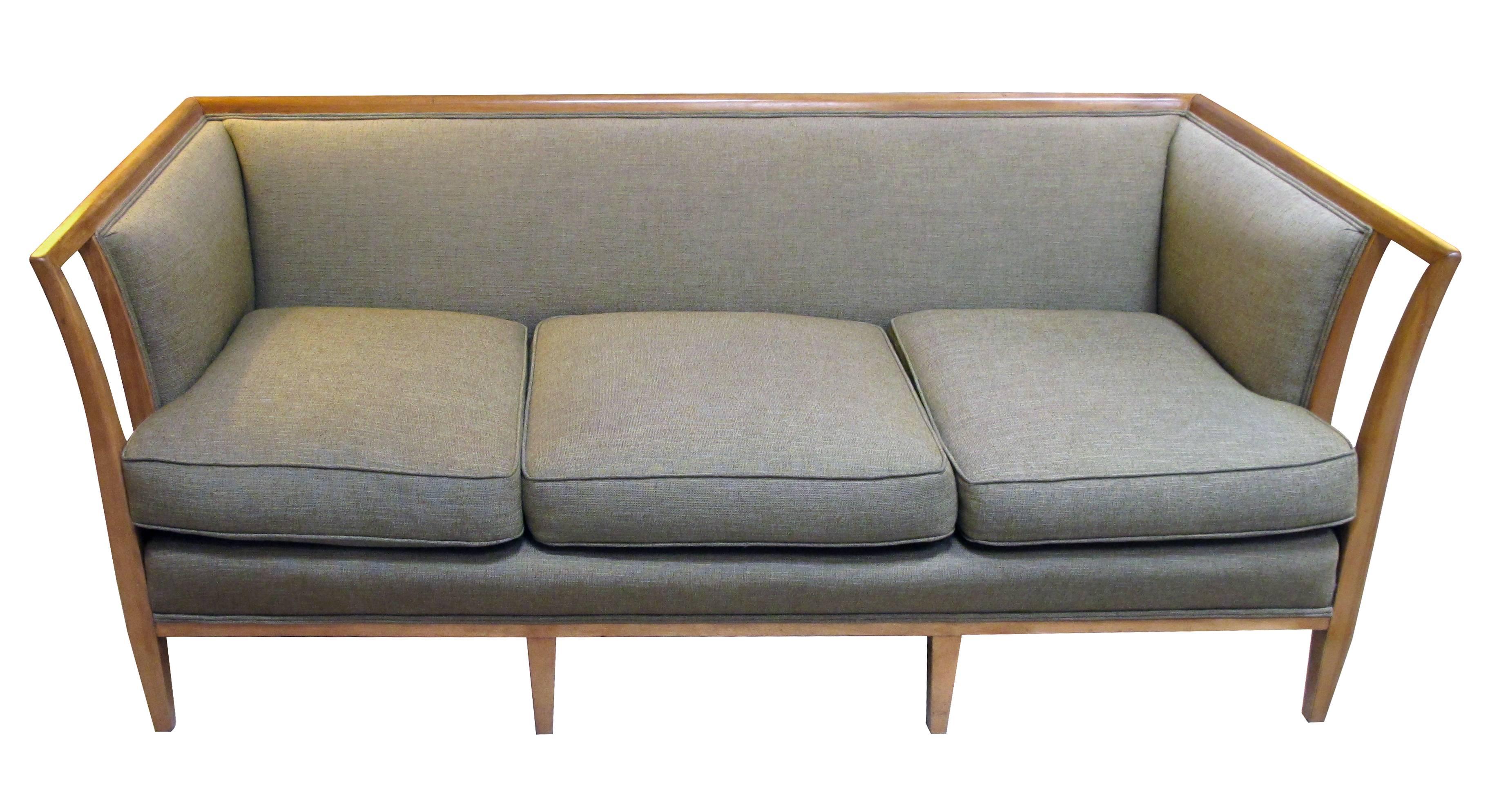 Wohlgeformte amerikanische T.H. Sofa im Stil von Sofasjohn-Gibbings mit ausgestellten, durchbrochenen Armlehnen (Moderne der Mitte des Jahrhunderts) im Angebot