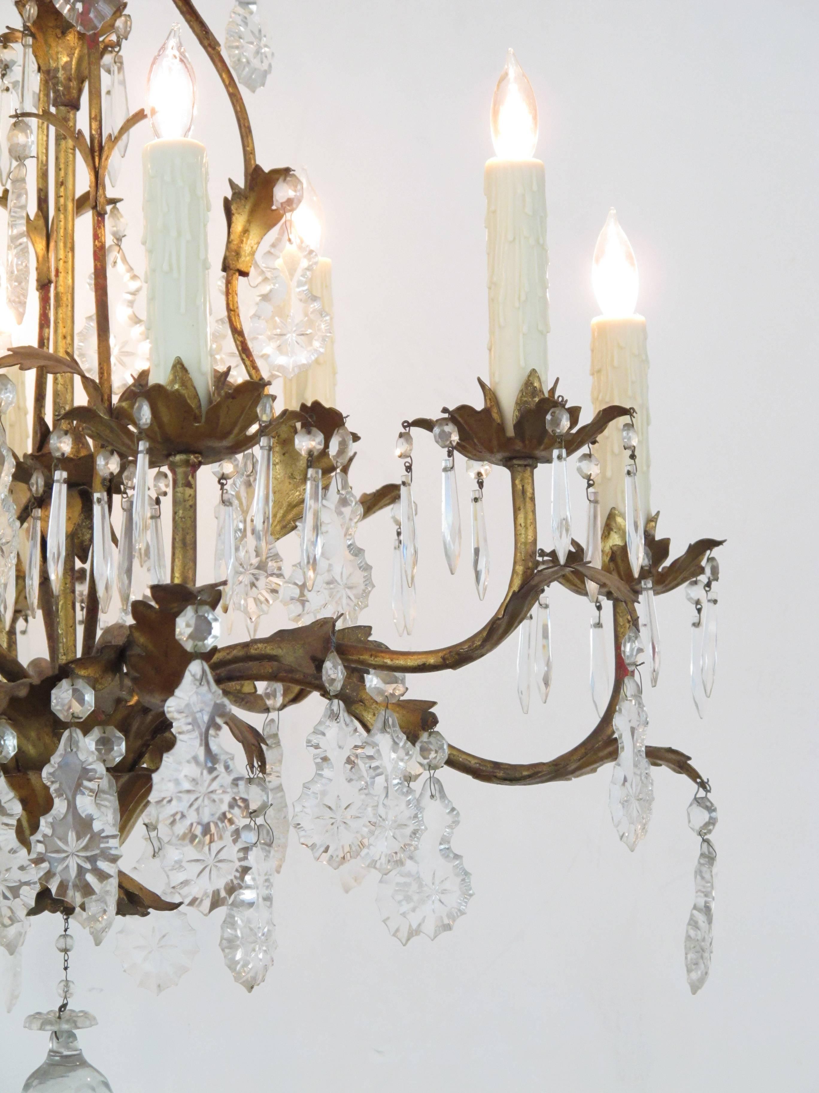 Elegant Italian 1960s Hollywood Regency Eight-Light Gilt-Tole Chandelier In Excellent Condition In San Francisco, CA
