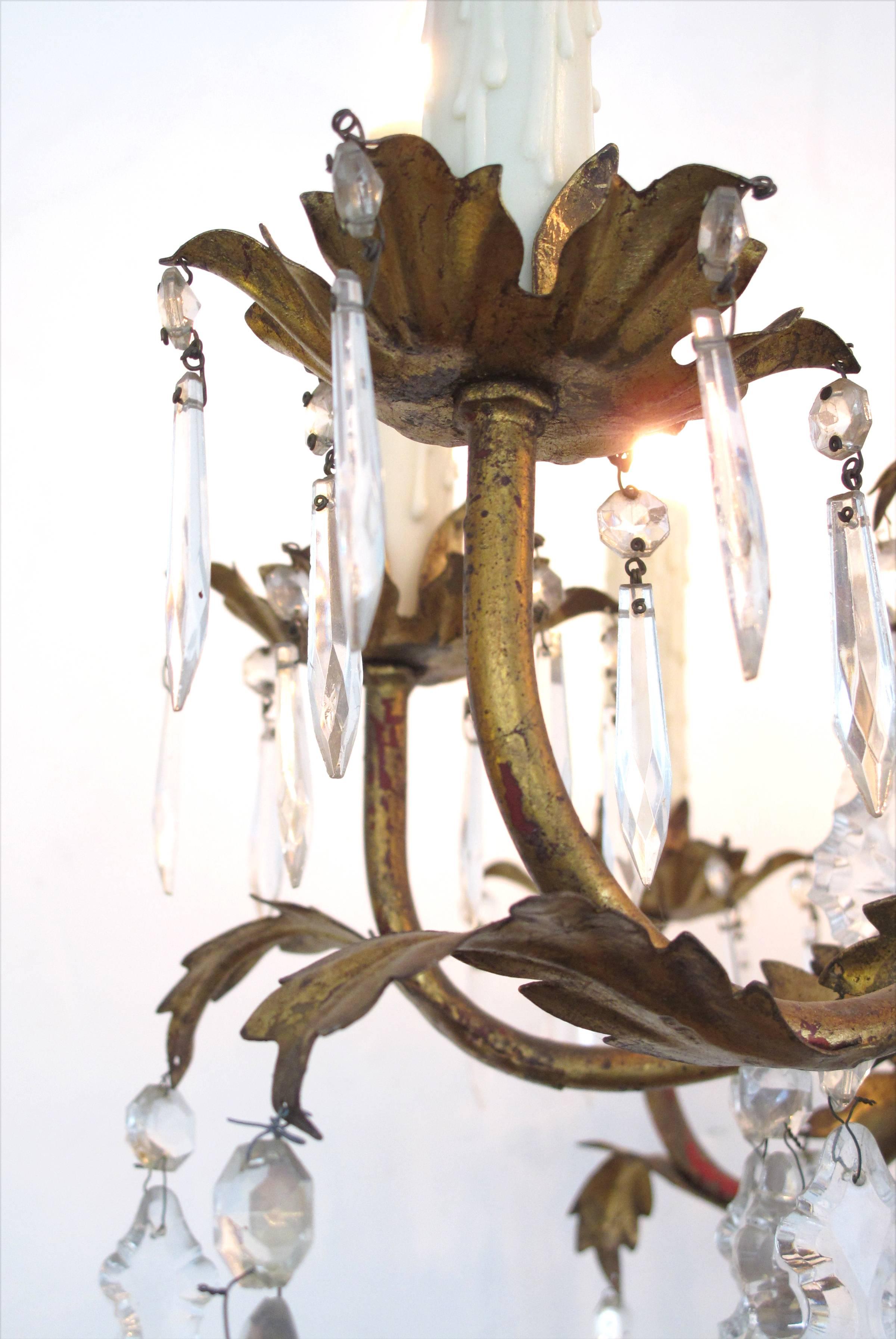 Mid-20th Century Elegant Italian 1960s Hollywood Regency Eight-Light Gilt-Tole Chandelier