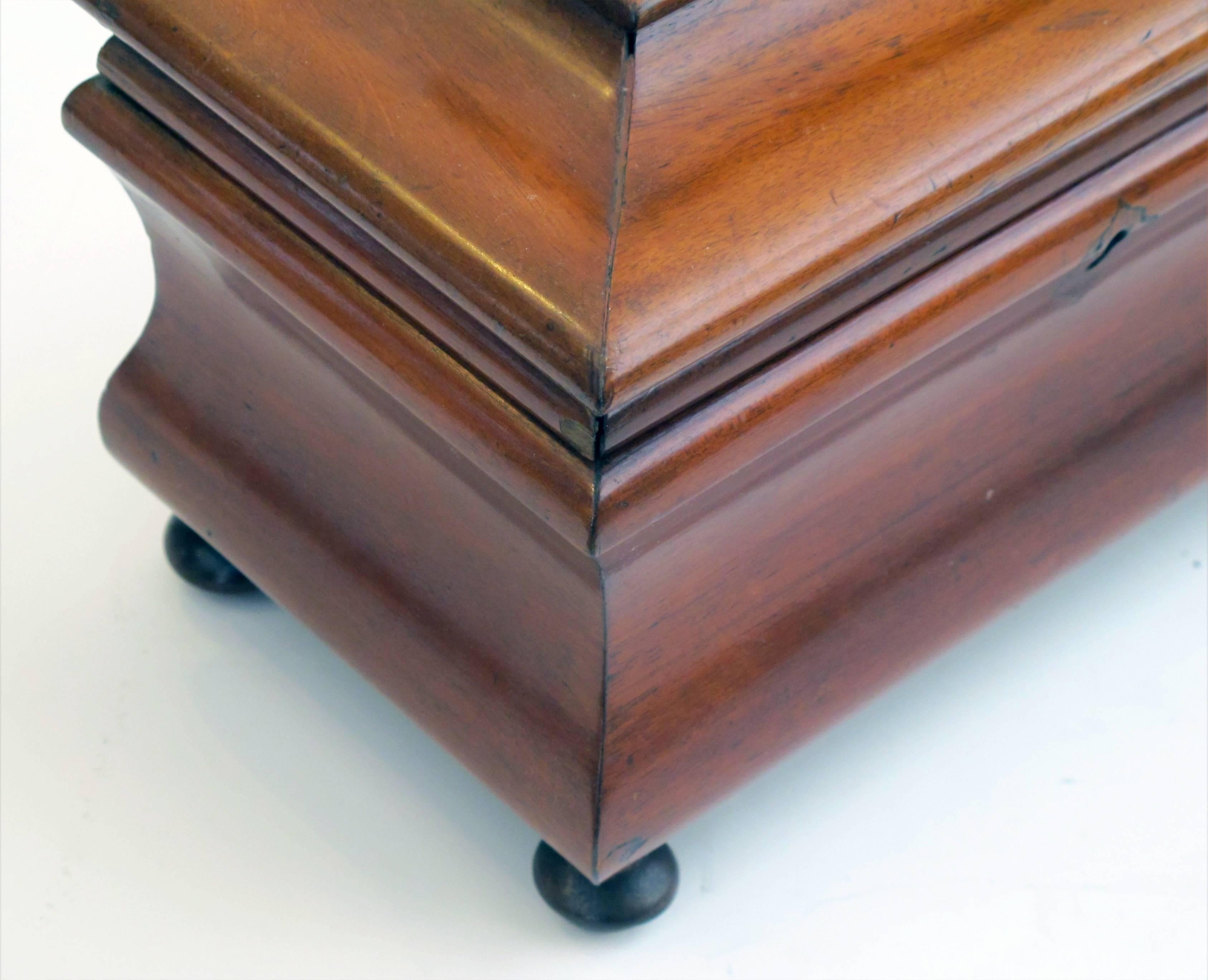 Shapely English Victorian Bombe-Form Mahogany Tea Caddy on Bun Feet In Excellent Condition In San Francisco, CA