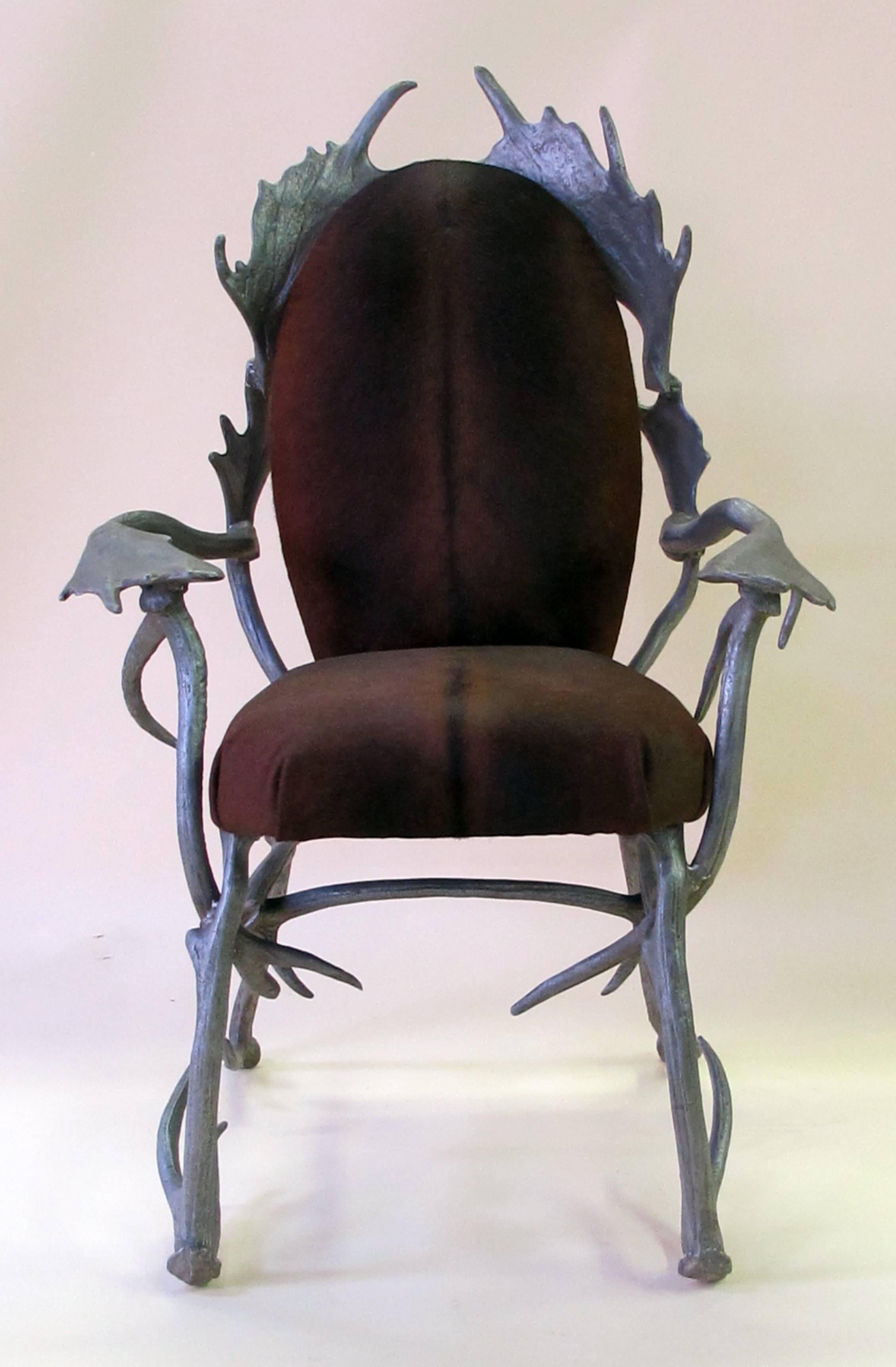 Une paire fantaisiste de fauteuils en bois de cerf en aluminium des années 1970 conçue par Arthur Court, San Francisco (1928-2015) ; un nouveau procédé innovant de moulage de l'aluminium a fait entrer Arthur et Arthur Court Designs dans une nouvelle