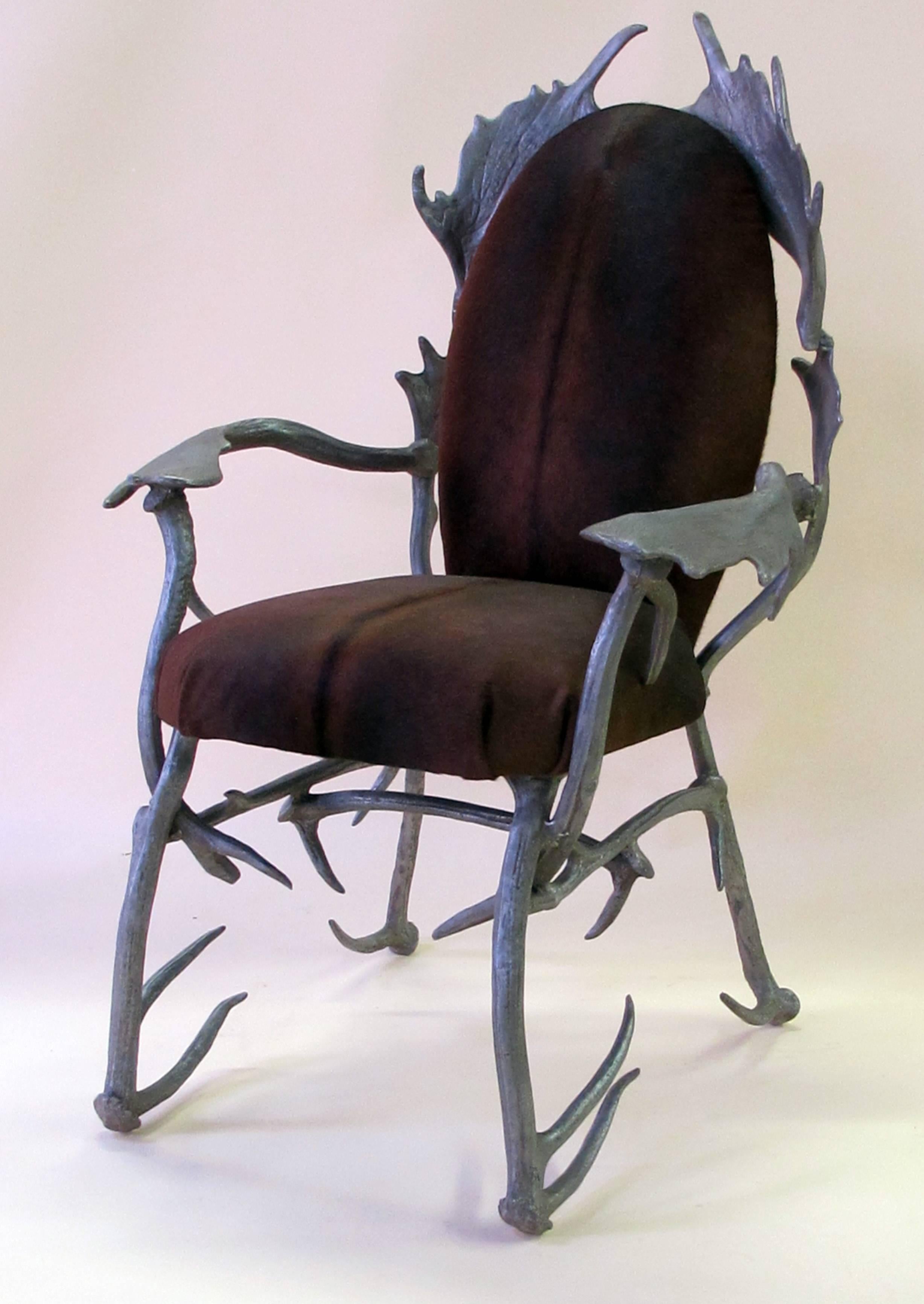 Moderne Paire fantaisiste de fauteuils américains en bois de cervidé et aluminium conçus par Arthur Court en vente