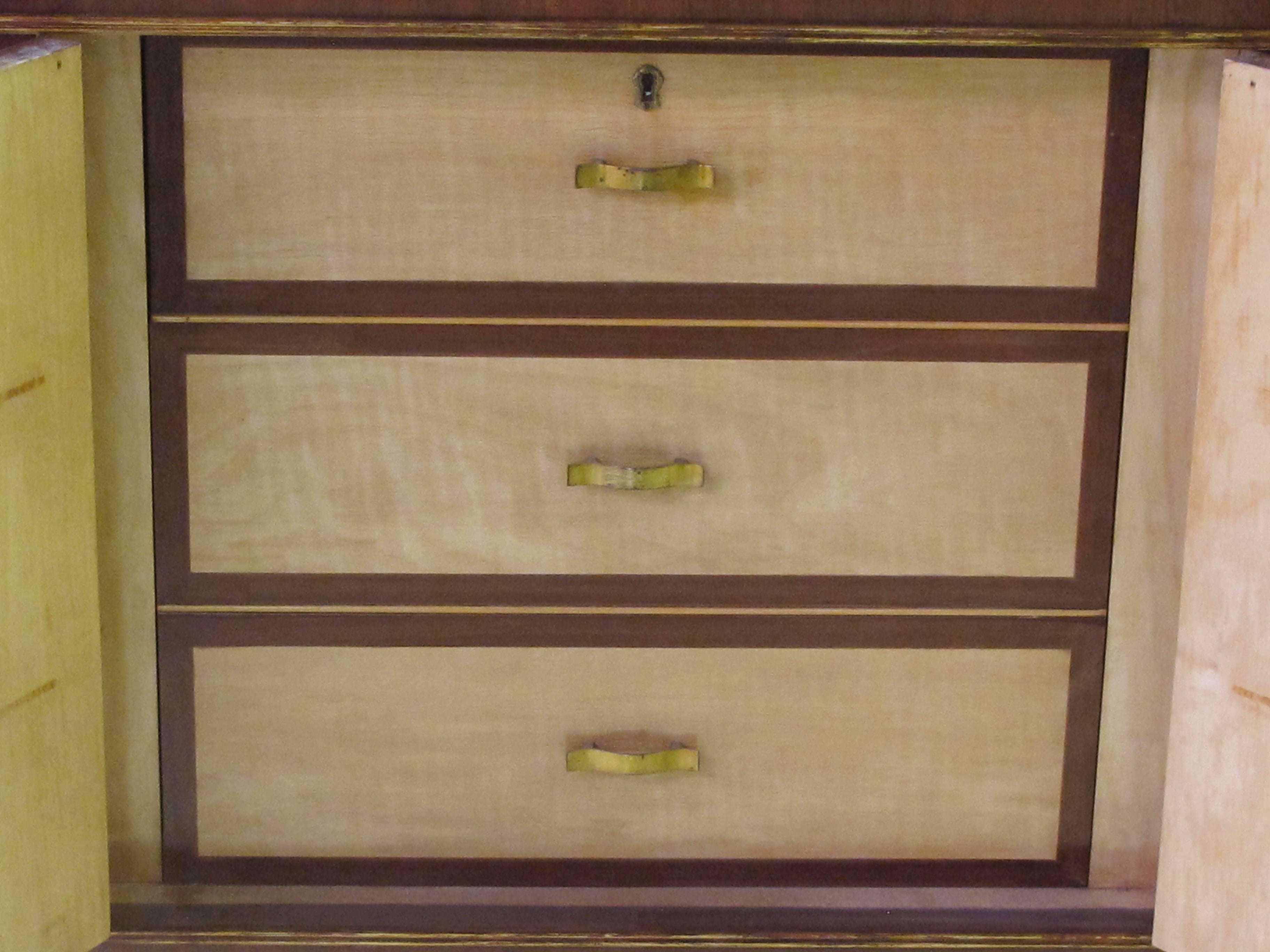 Mid-Century moderno Bellissima credenza francese in mogano tigrato e legno d'amboyna, opera di Jules Leleu