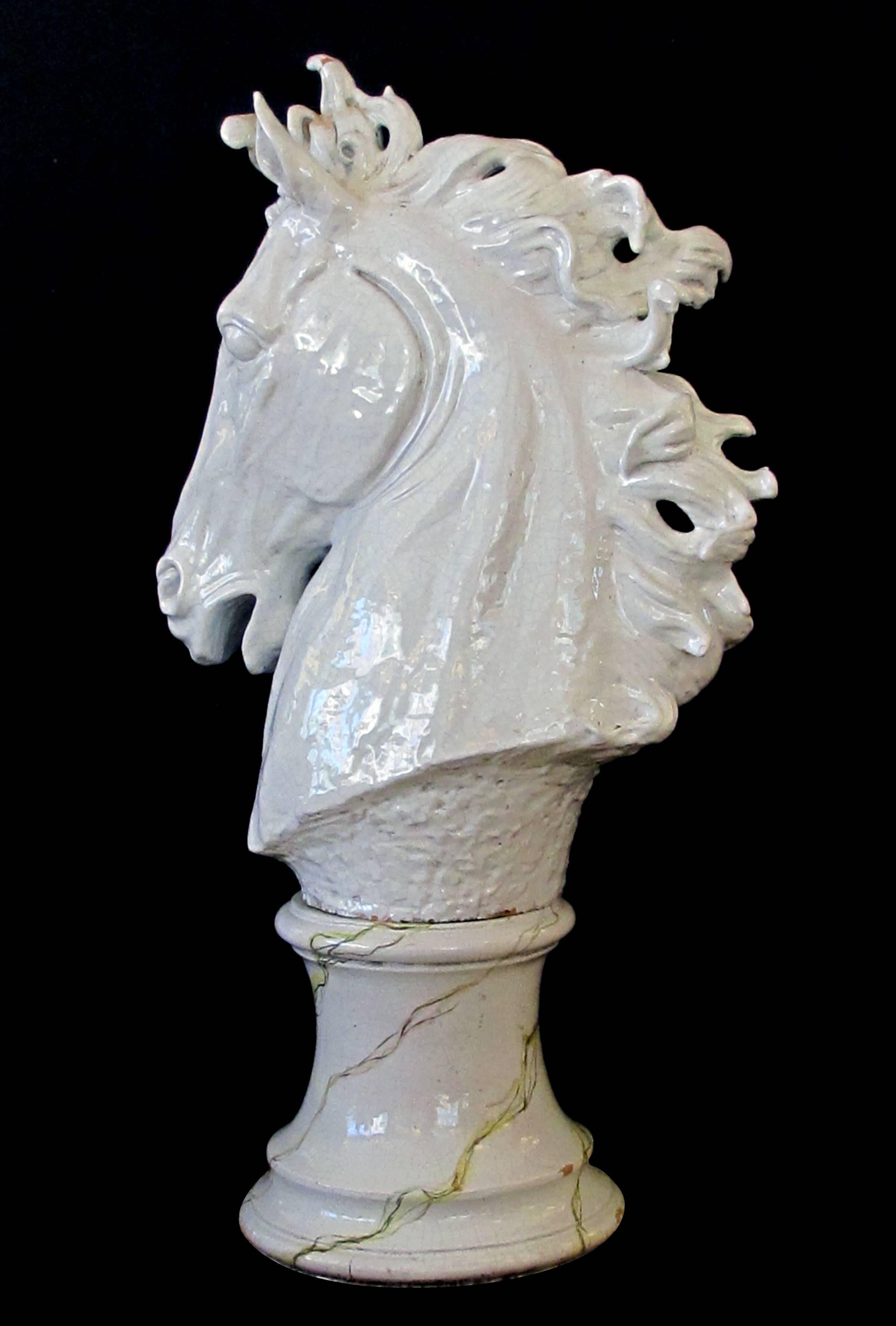 Milieu du XXe siècle Tête de cheval monumentale et expressive en majolique italienne du milieu du siècle dernier, émaillée blanche en vente