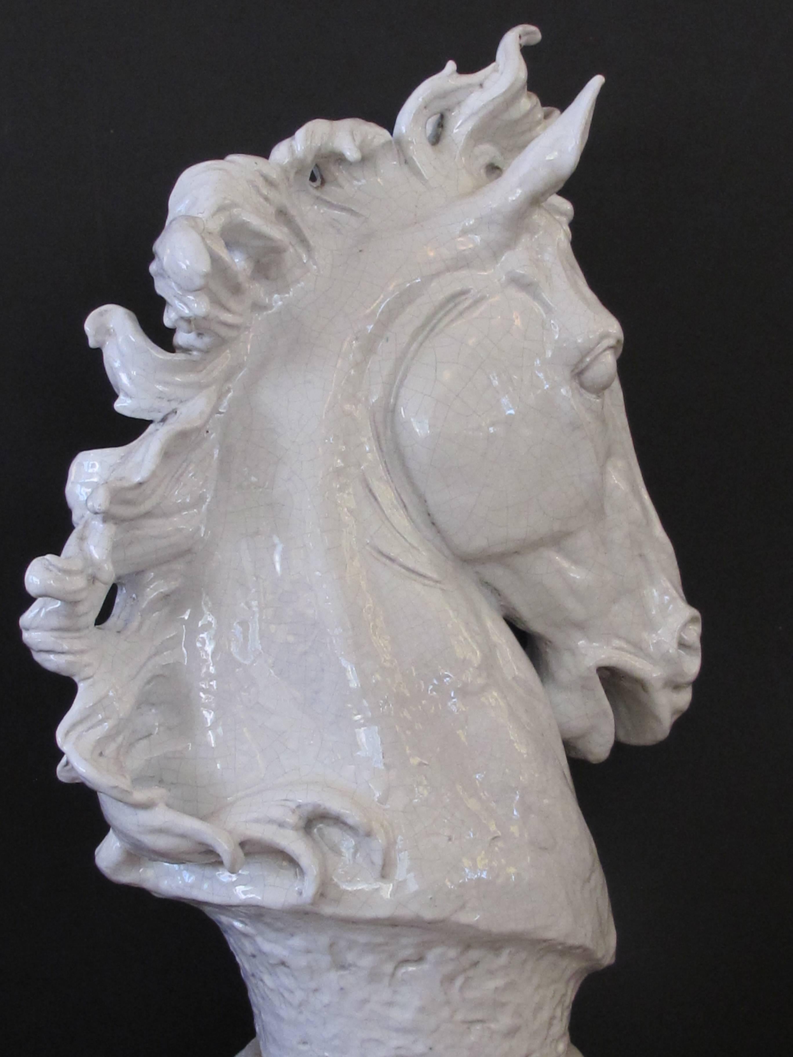 Tête de cheval monumentale et expressive en majolique italienne du milieu du siècle dernier, émaillée blanche Bon état - En vente à San Francisco, CA