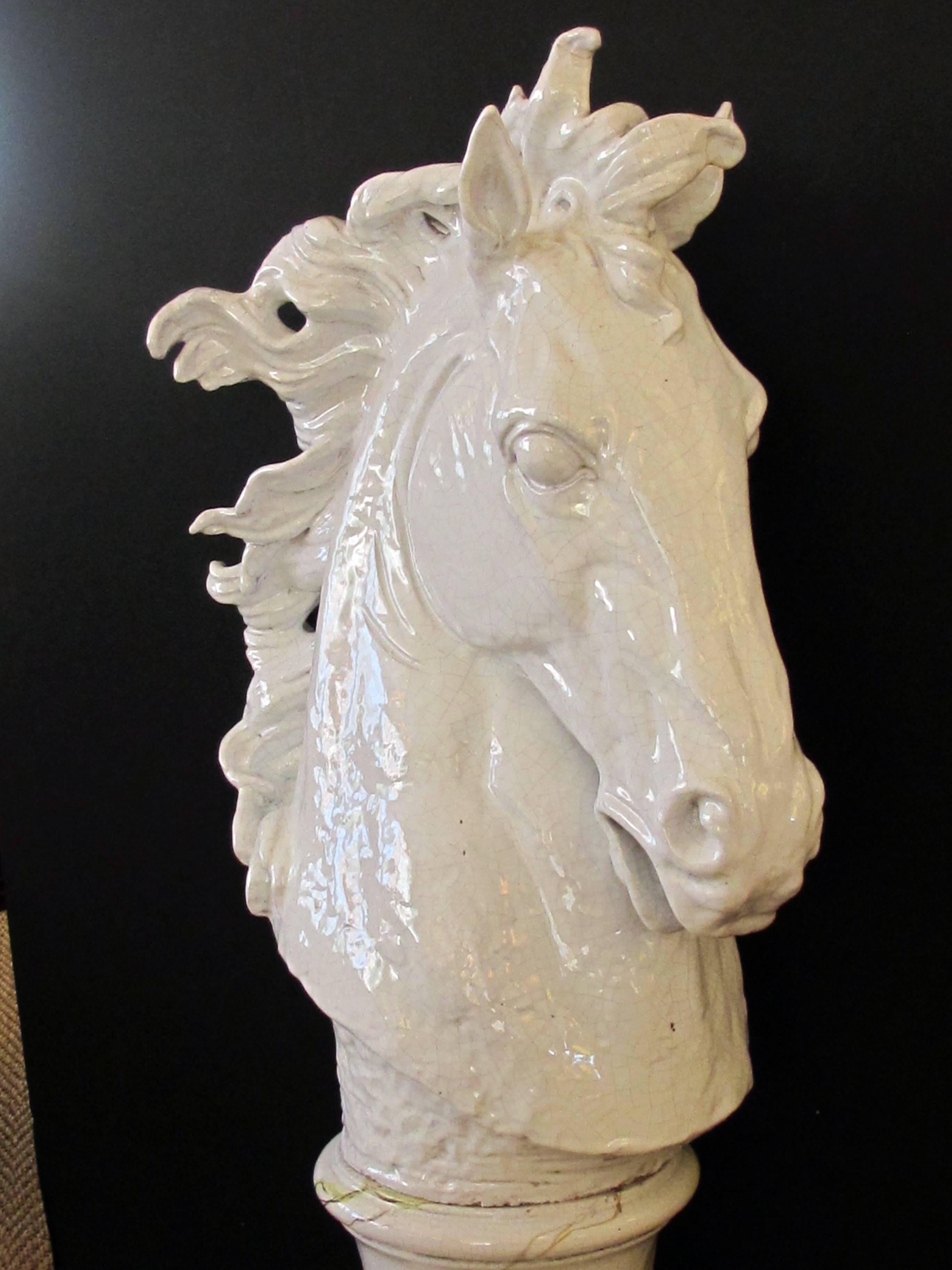 Mid-Century Modern Tête de cheval monumentale et expressive en majolique italienne du milieu du siècle dernier, émaillée blanche en vente
