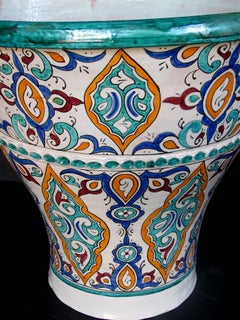 Paire de pots marocains de forme conique à deux anses:: émaillés de façon vibrante ; Fès:: Maroc