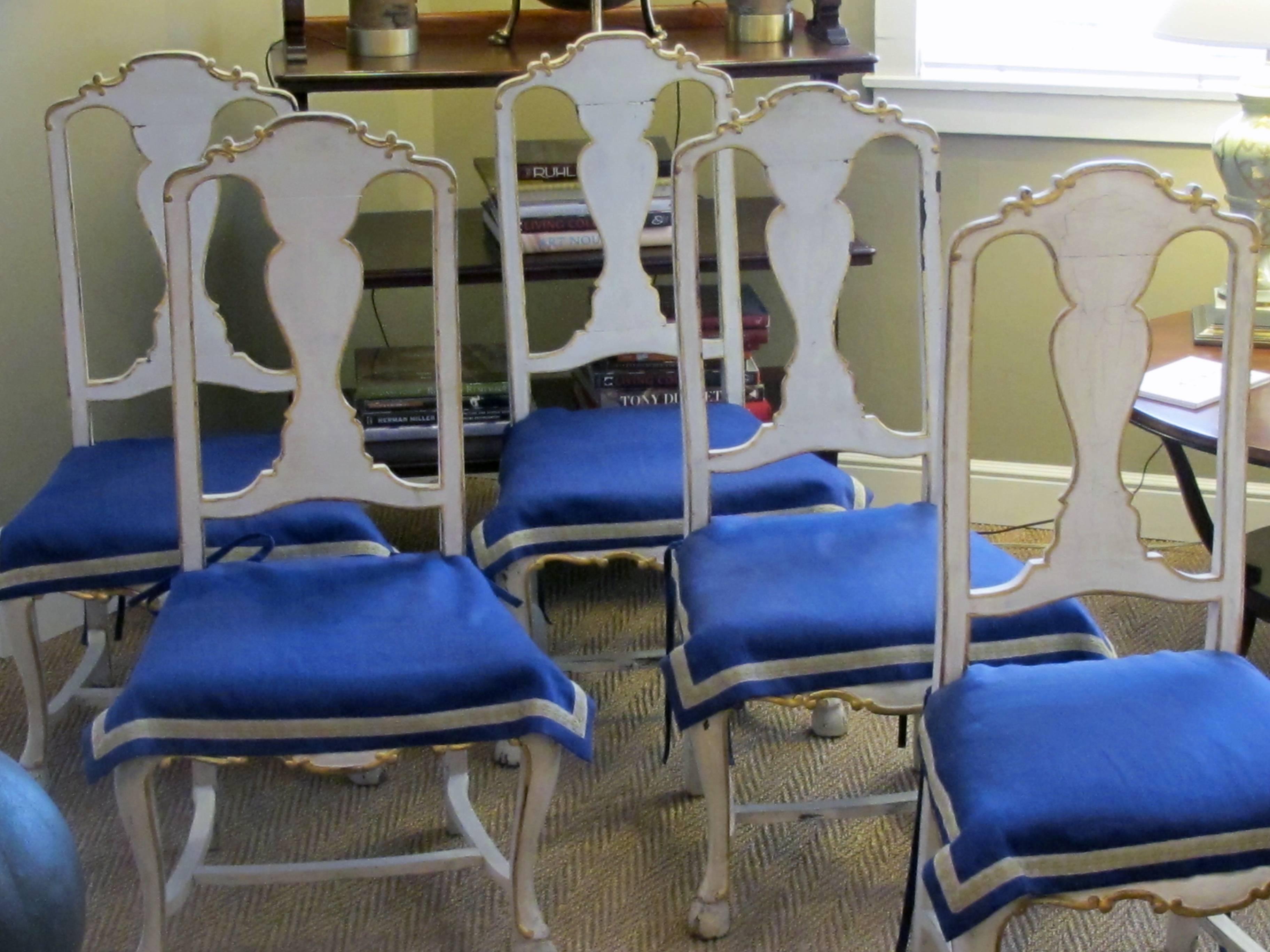 Shapely Set of Five Portuguese Rococo Ivory Painted Side or Dining Chairs For Sale 1