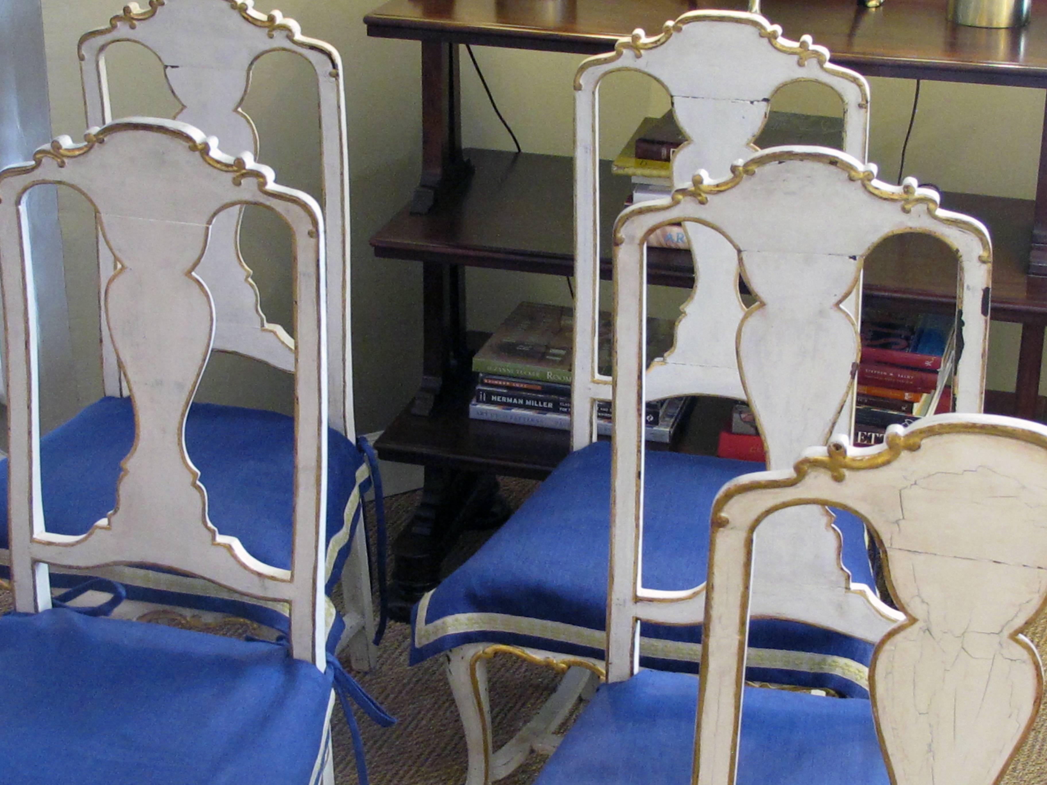 Shapely Set of Five Portuguese Rococo Ivory Painted Side or Dining Chairs For Sale 2