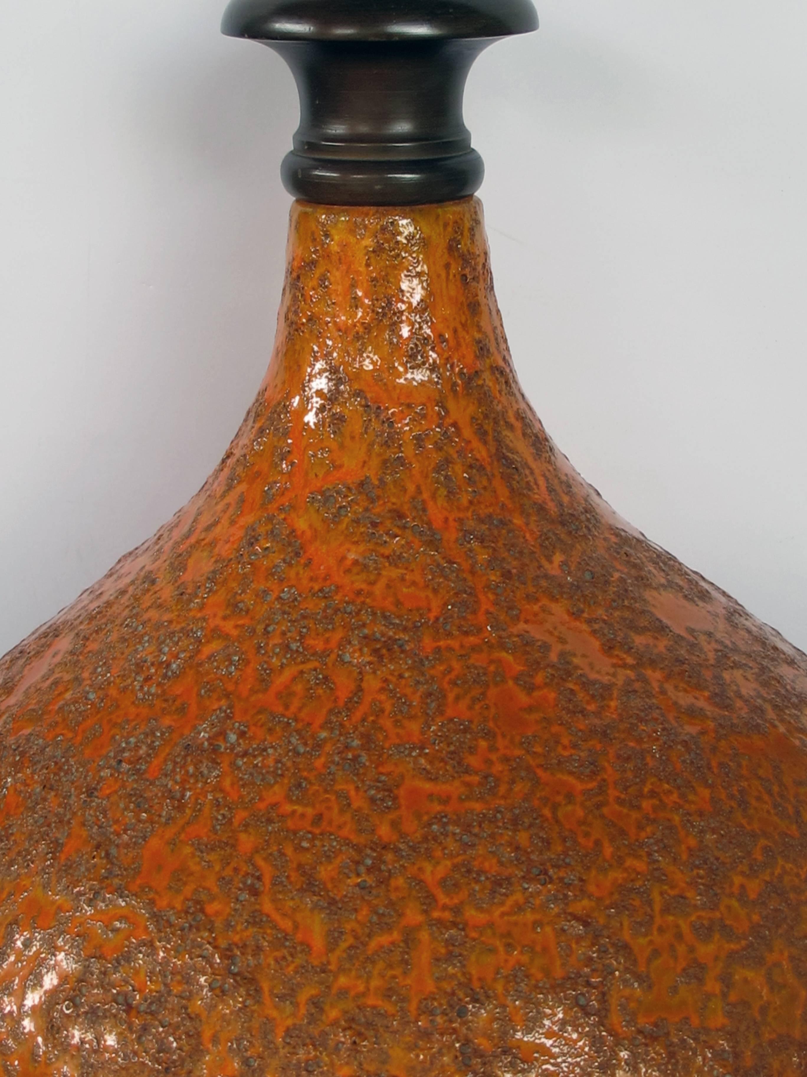 Mid-Century Modern Grandes et emblématiques lampes américaines des années 1960 en céramique émaillée orange brûlé en vente
