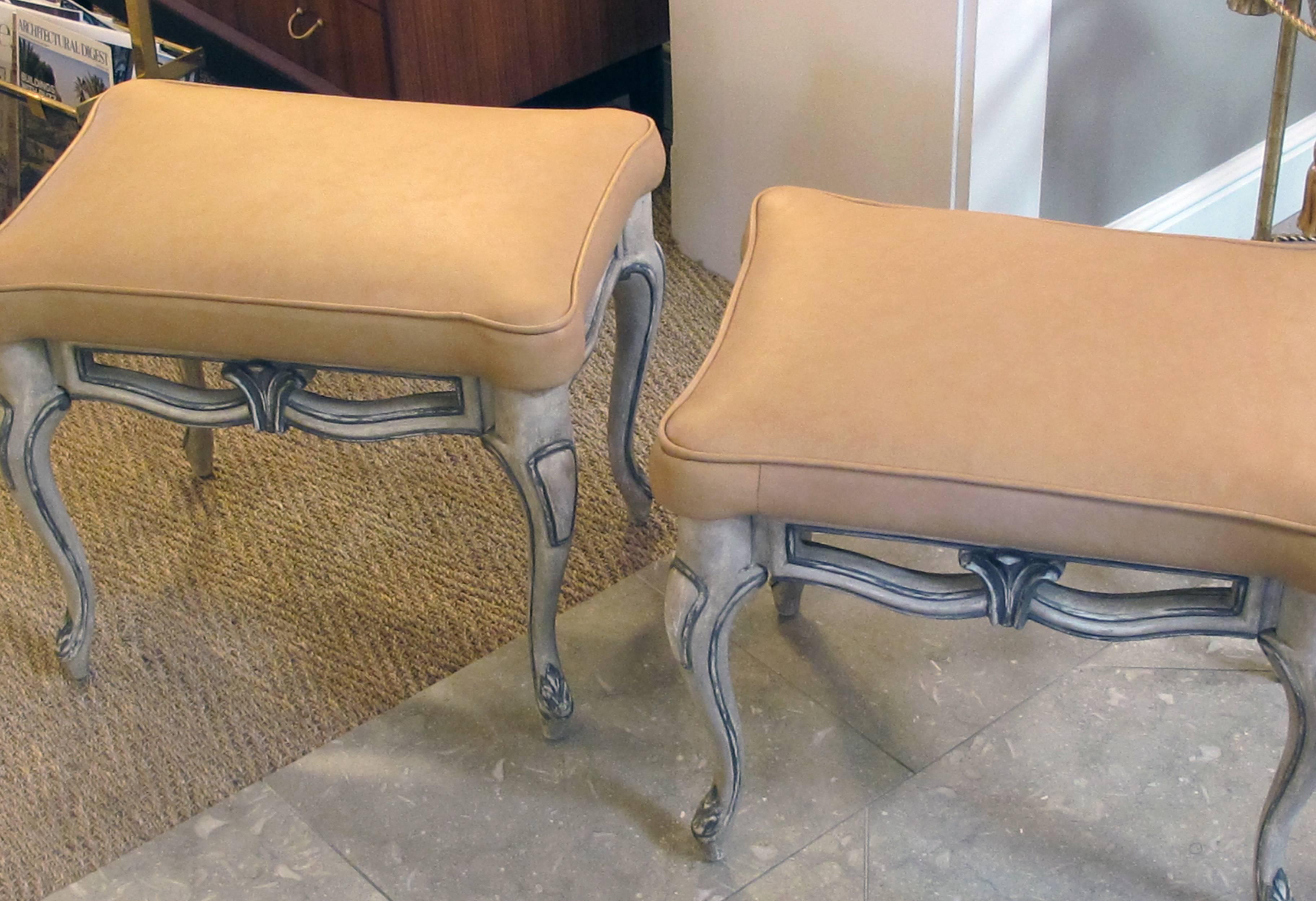 Gracefully-Shaped Pair of French Rococo Style Gray Painted Stools 3