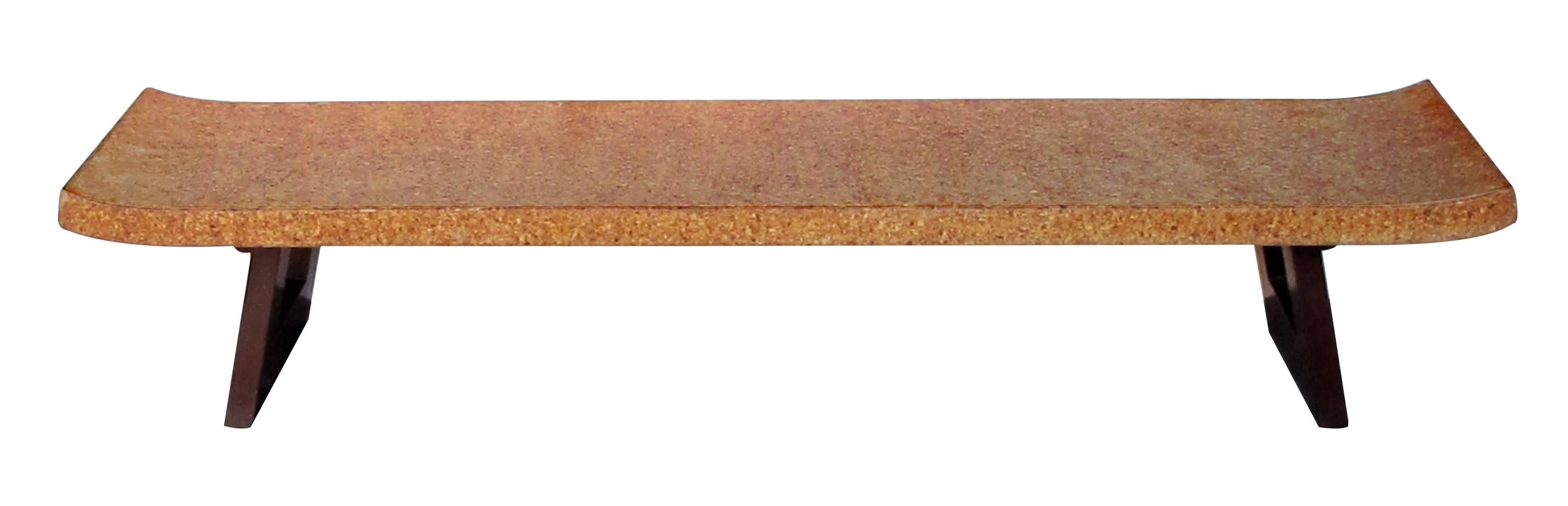 Banc ou table basse en liège d'inspiration asiatique du milieu du siècle, Paul Frankl for Johnson Furniture, avec des supports en bois ouverts ; l'élégant et long plateau rectangulaire en liège aux extrémités évasées repose sur des supports en bois
