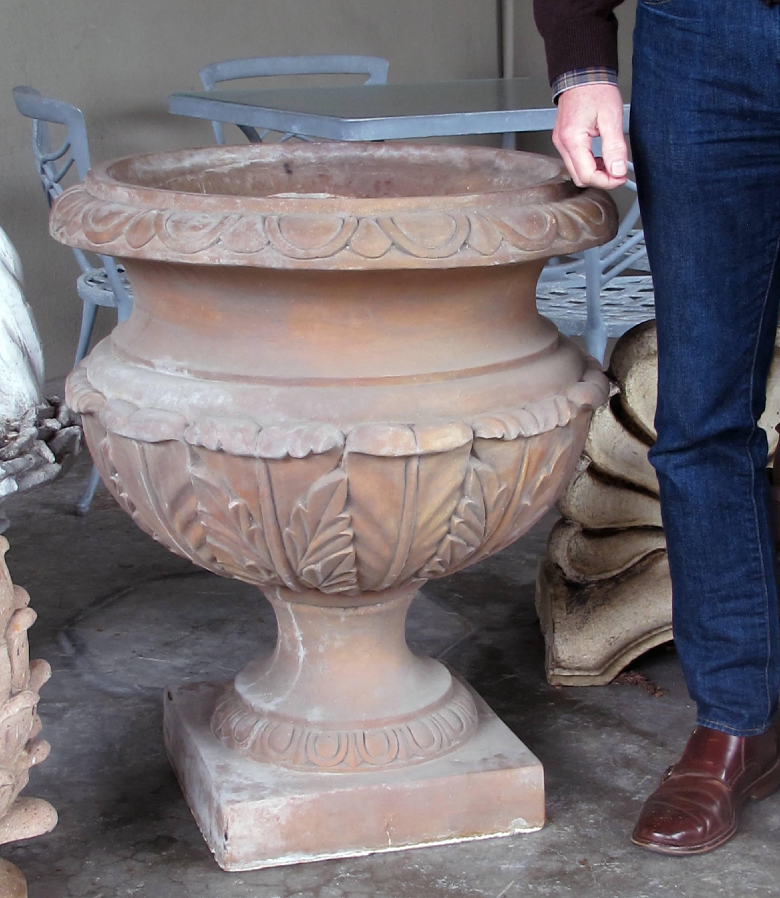 Néoclassique Grande urne de jardin de style néoclassique en terre cuite en forme de campagne  en vente