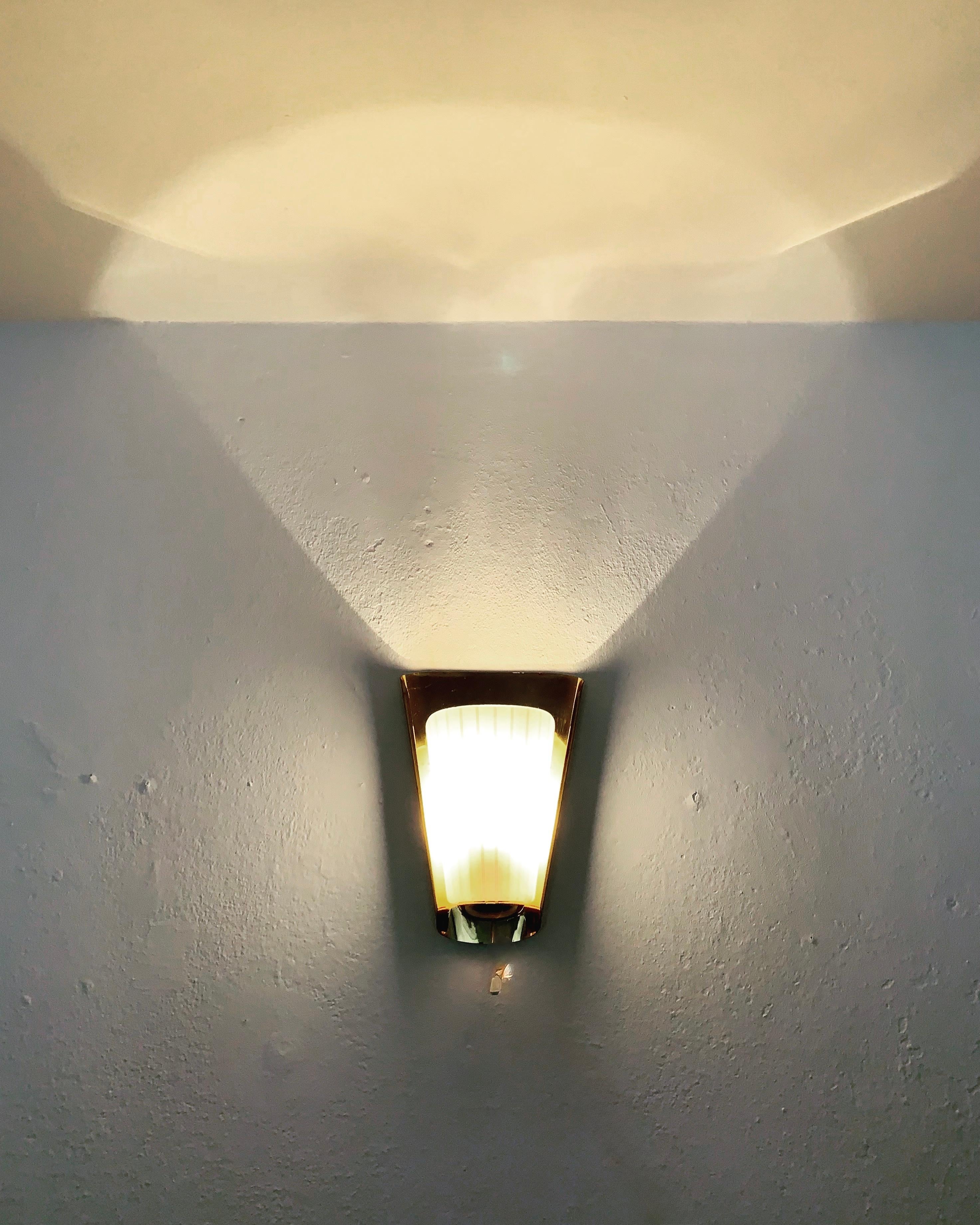 Metà XX secolo Lampada da parete in ottone di Wilhelm Wagenfeld per Peill & Putzler in vendita