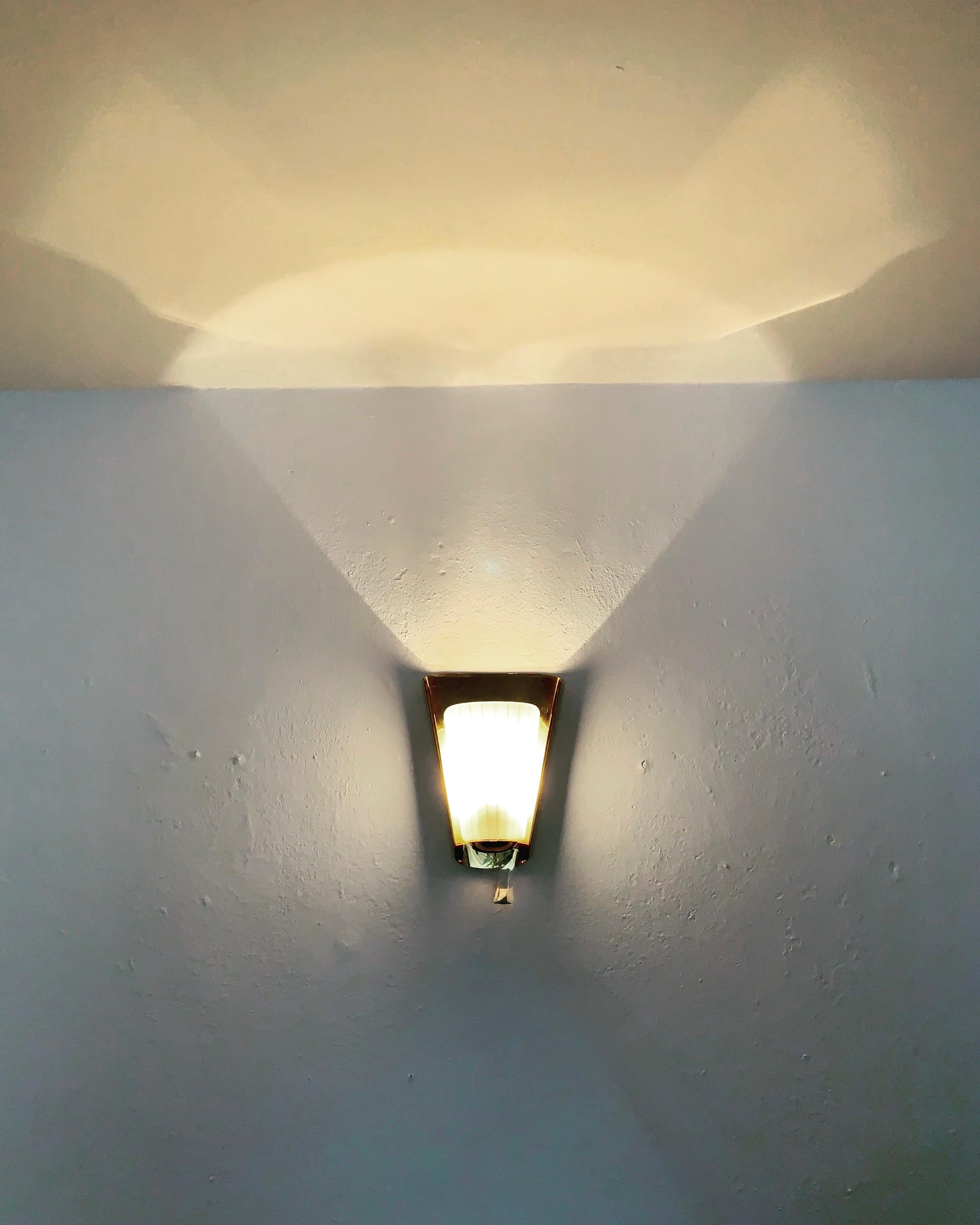 Lampada da parete in ottone di Wilhelm Wagenfeld per Peill & Putzler in vendita 1