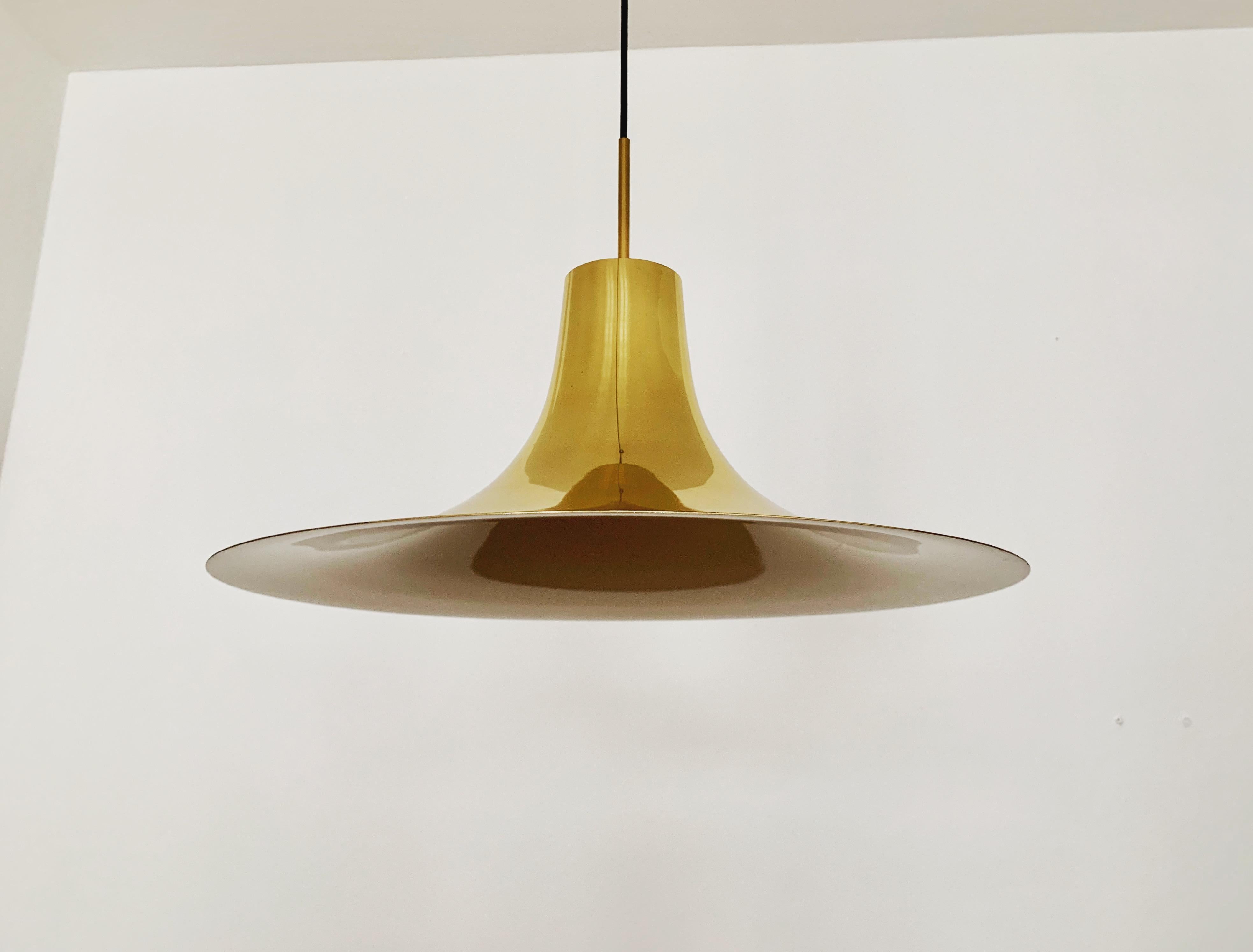Lampada a sospensione molto rara e di grandi dimensioni degli anni '60.
Il design basato su una tromba e il carisma della lampada sono particolarmente belli.
La forma crea una luce calda e piacevole.
Un vero e proprio colpo d'occhio e un