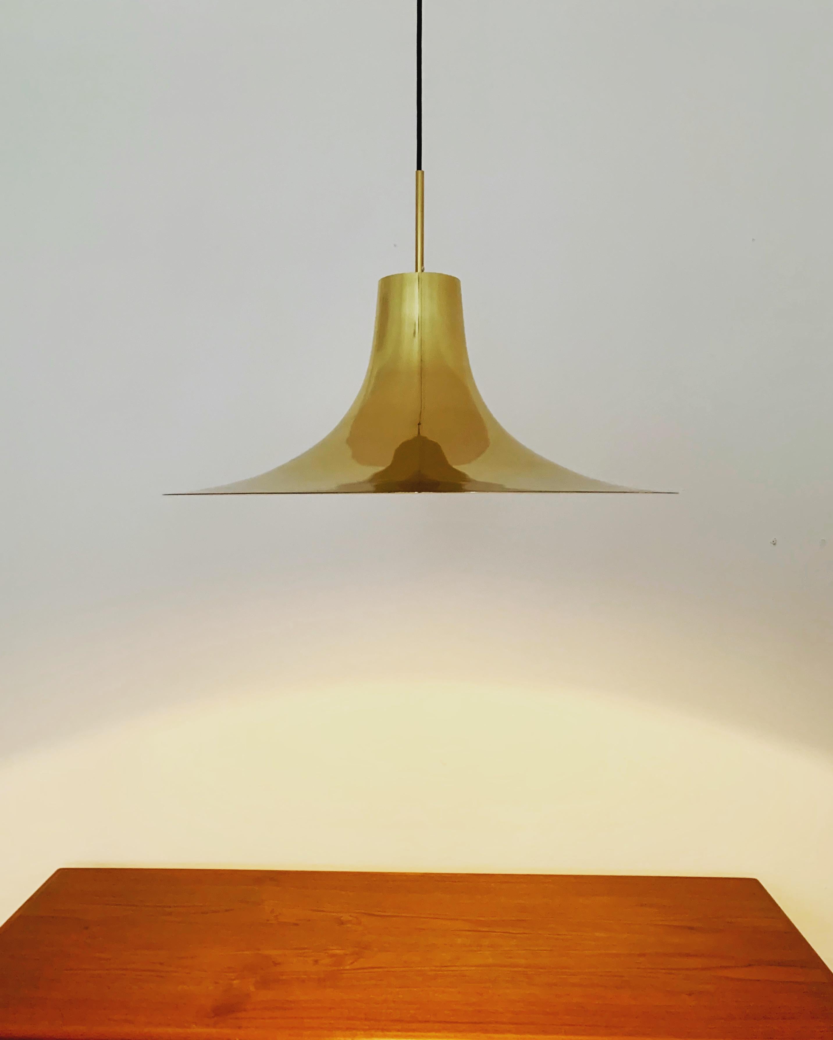 Lampada a sospensione a forma di tromba dorata in vendita 3