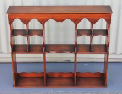 Estantería colgante de pino de superficie original de principios del siglo XX