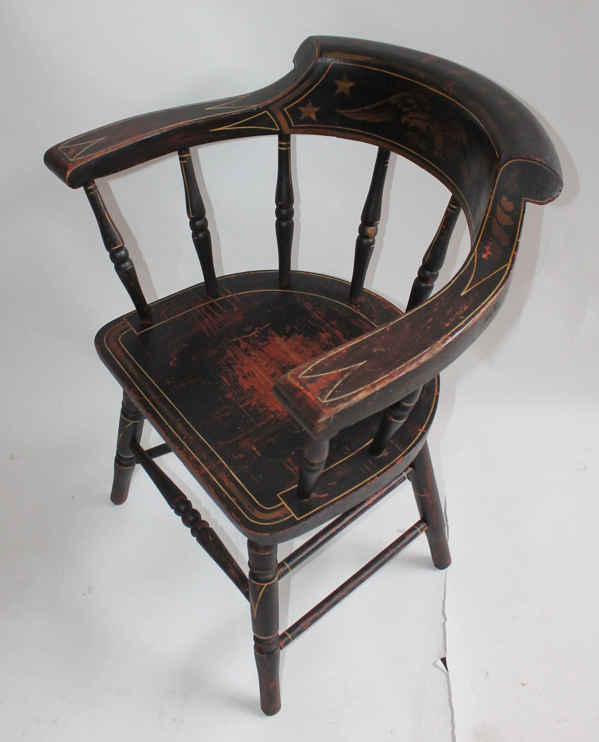 Cette étonnante chaise de capitaine de la Nouvelle Angleterre, peinte et décorée, est entièrement originale. Cette chaise a la surface dorée d'origine et une base peinte en rouge. Cette chaise à assise en planches est en excellent état de