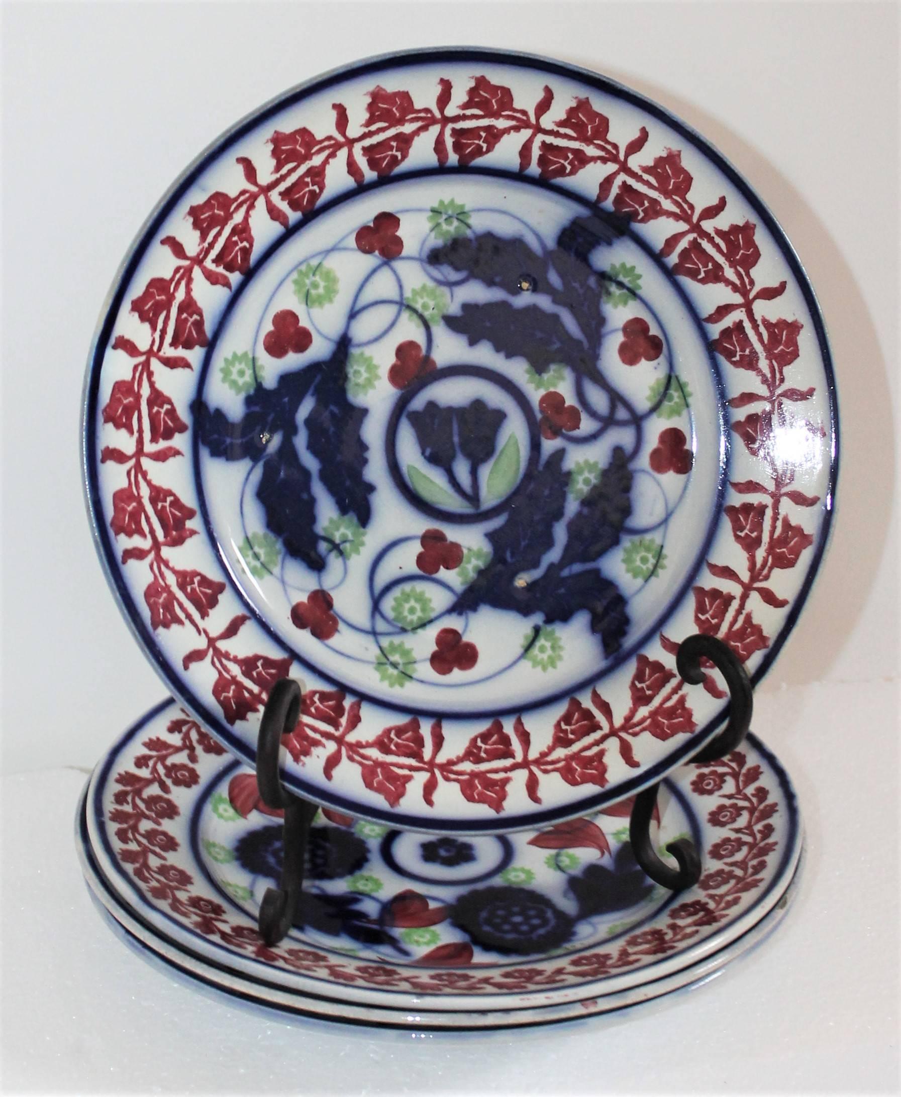 Questi piatti combinati di spugna tagliata e flo-blu della prima metà del XIX secolo sono in condizioni incontaminate. Fantastici bordi in spugna tagliata rossa con centro dipinto in rosso, blu e verde. Queste tavole non sono firmate. Venduto come