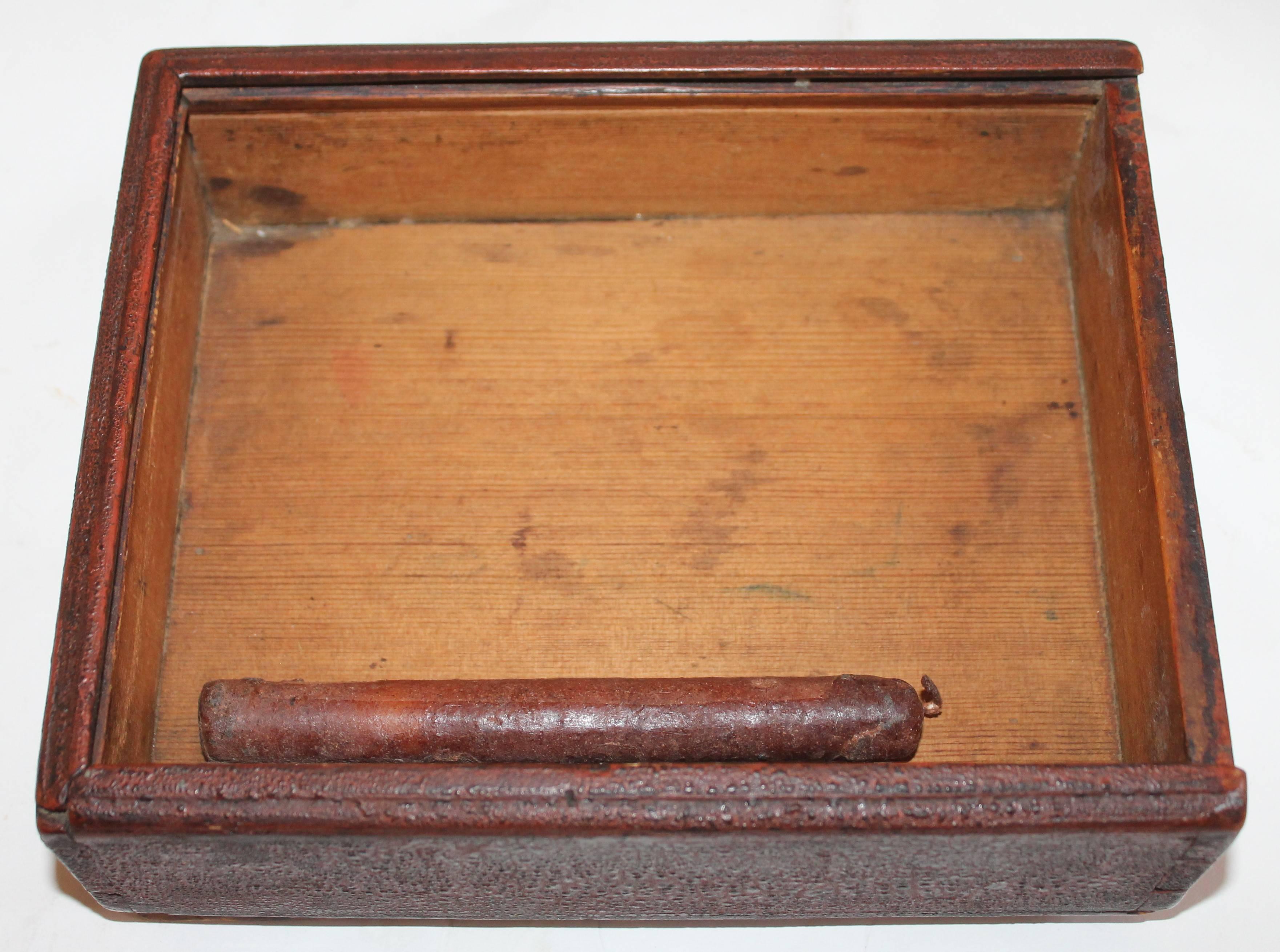 Early 18th Century Original Red Painted Candle Slide Top Box In Excellent Condition In Los Angeles, CA