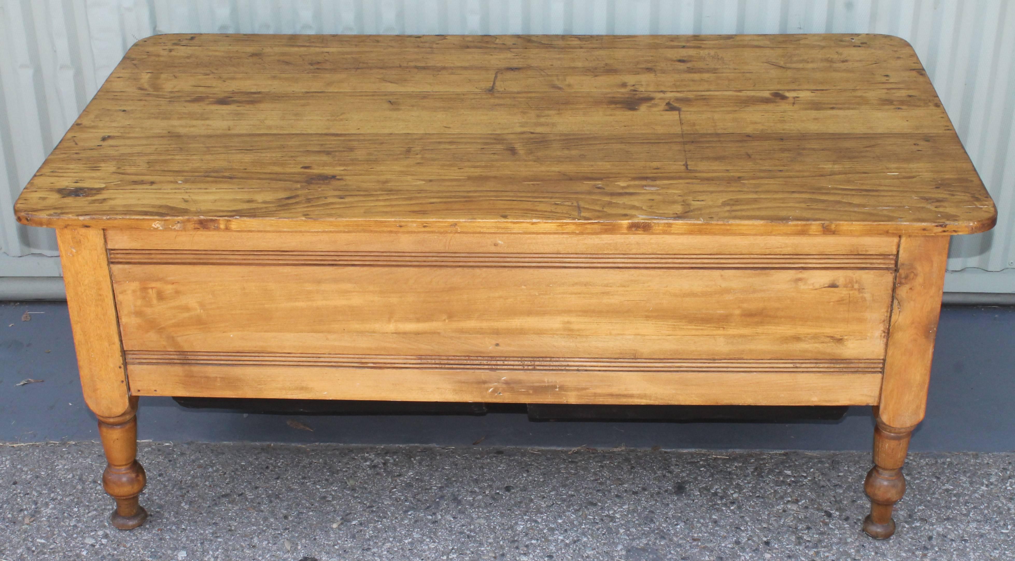 19th Century Coffee Table with Drawers 2