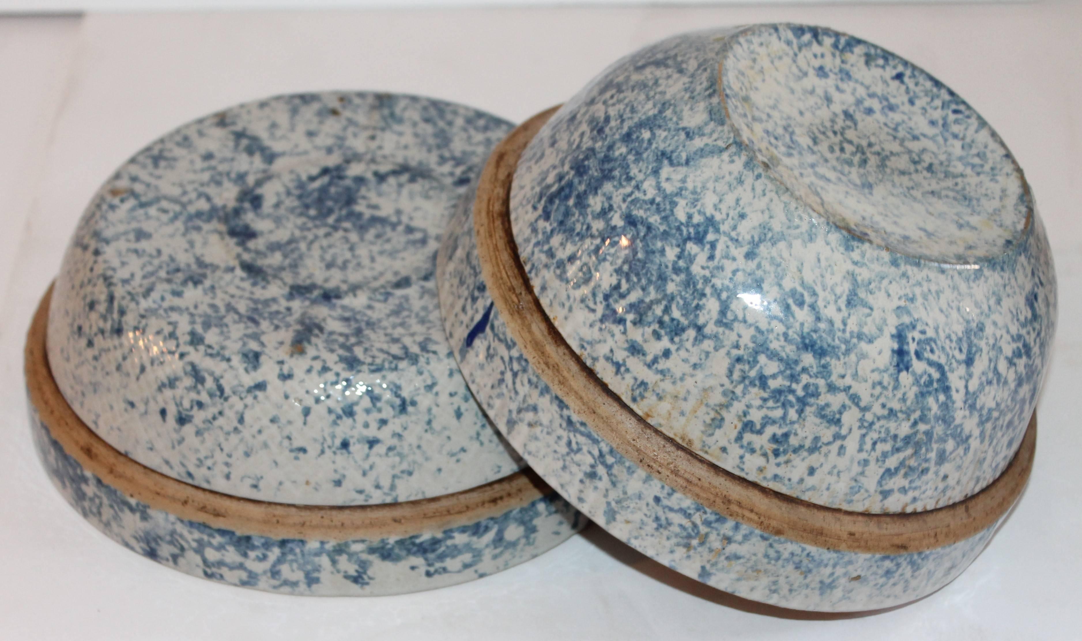 Cette paire de deux bols à mélanger en poterie de taille différente est en bon état. Usure mineure sur la base correspondant à l'âge et à l'utilisation. L'un ressemble à un plat de cuisson plus court et l'autre à un pot de haricots. Les deux peuvent