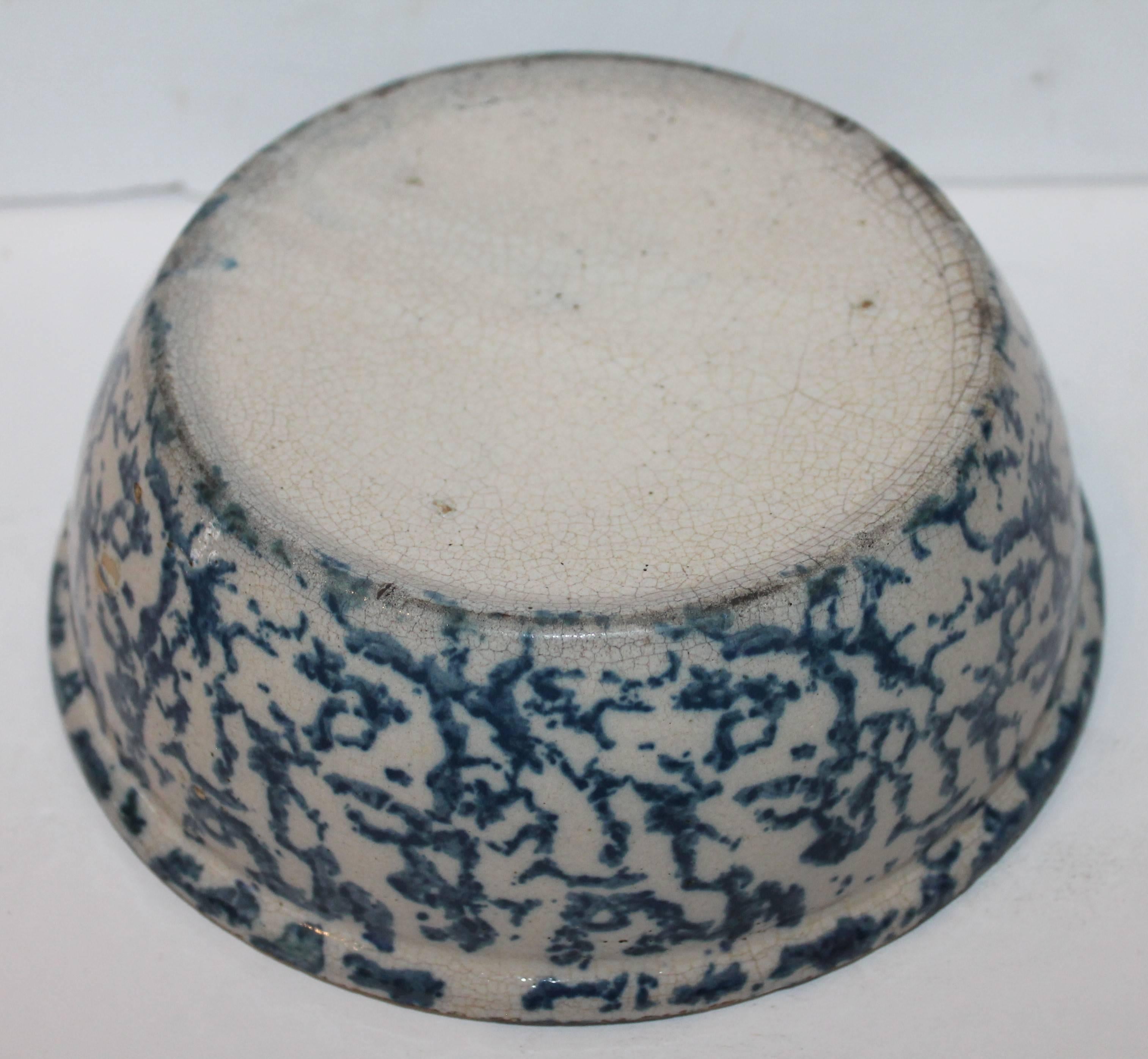 19th Century Sponge Ware Pottery Serving Bowl In Excellent Condition For Sale In Los Angeles, CA