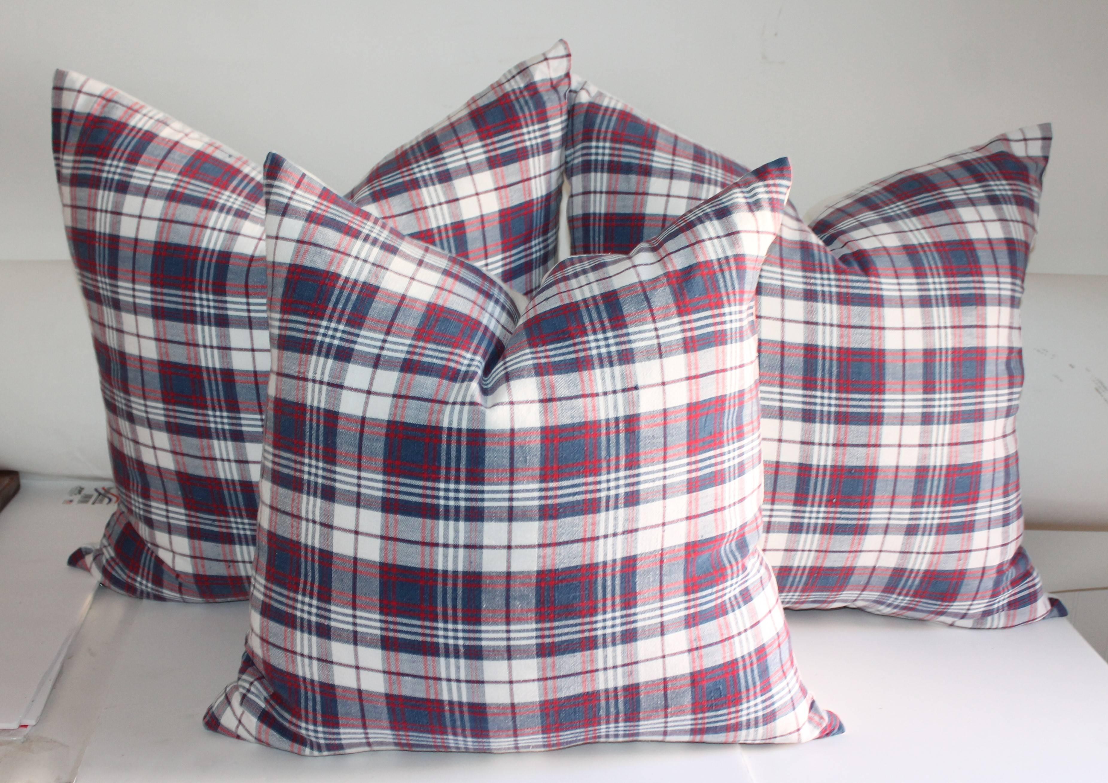 Questa collezione di tre cuscini in cotone e lino a quadri del XIX secolo ha un supporto in lino naturale. Questi colori tenui sono il rosso, il bianco e il blu. Belli i supporti in lino bianco e croccante.
