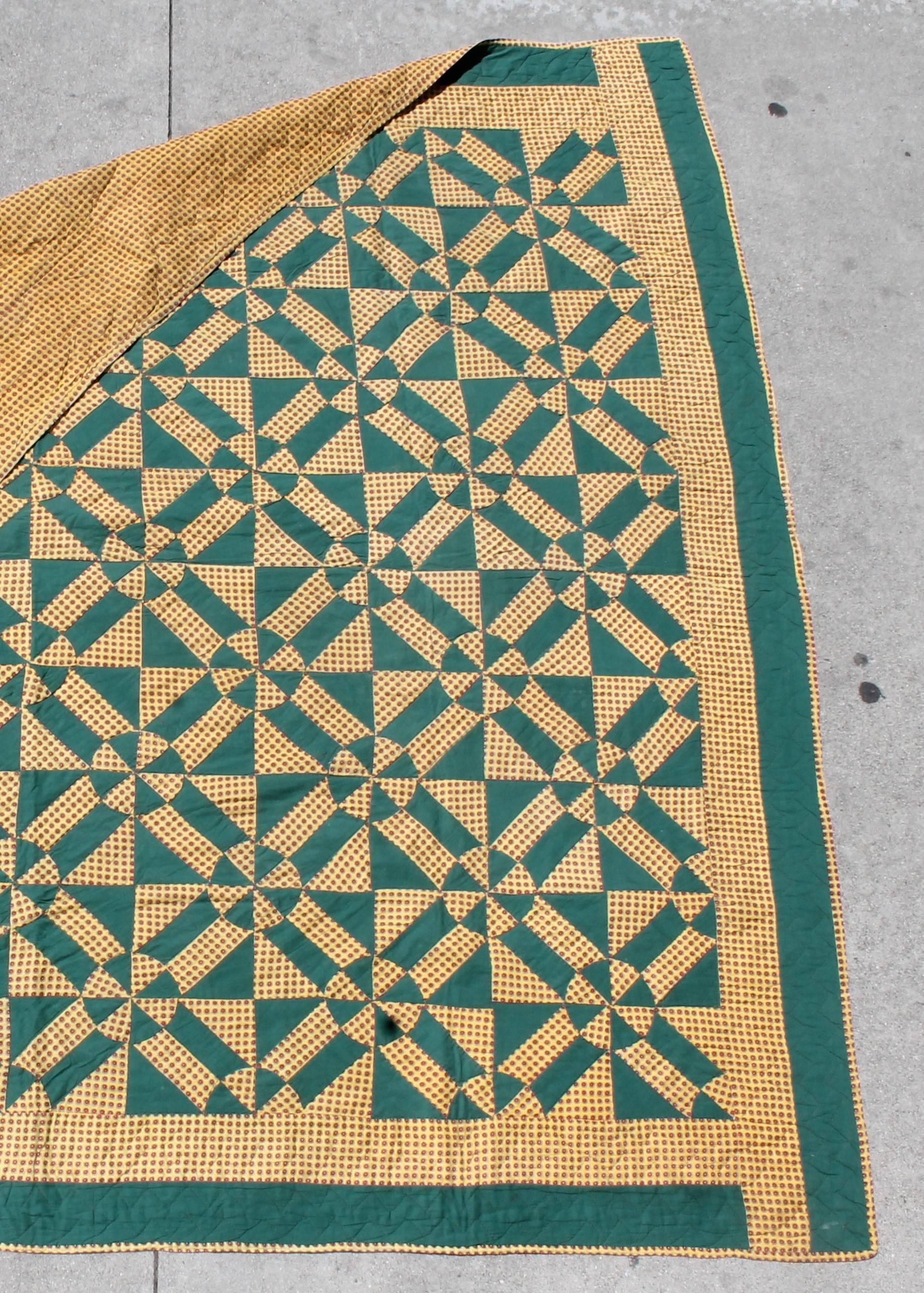 19th Century, Geometric Pinwheels Green and Tan Quilt In Excellent Condition In Los Angeles, CA