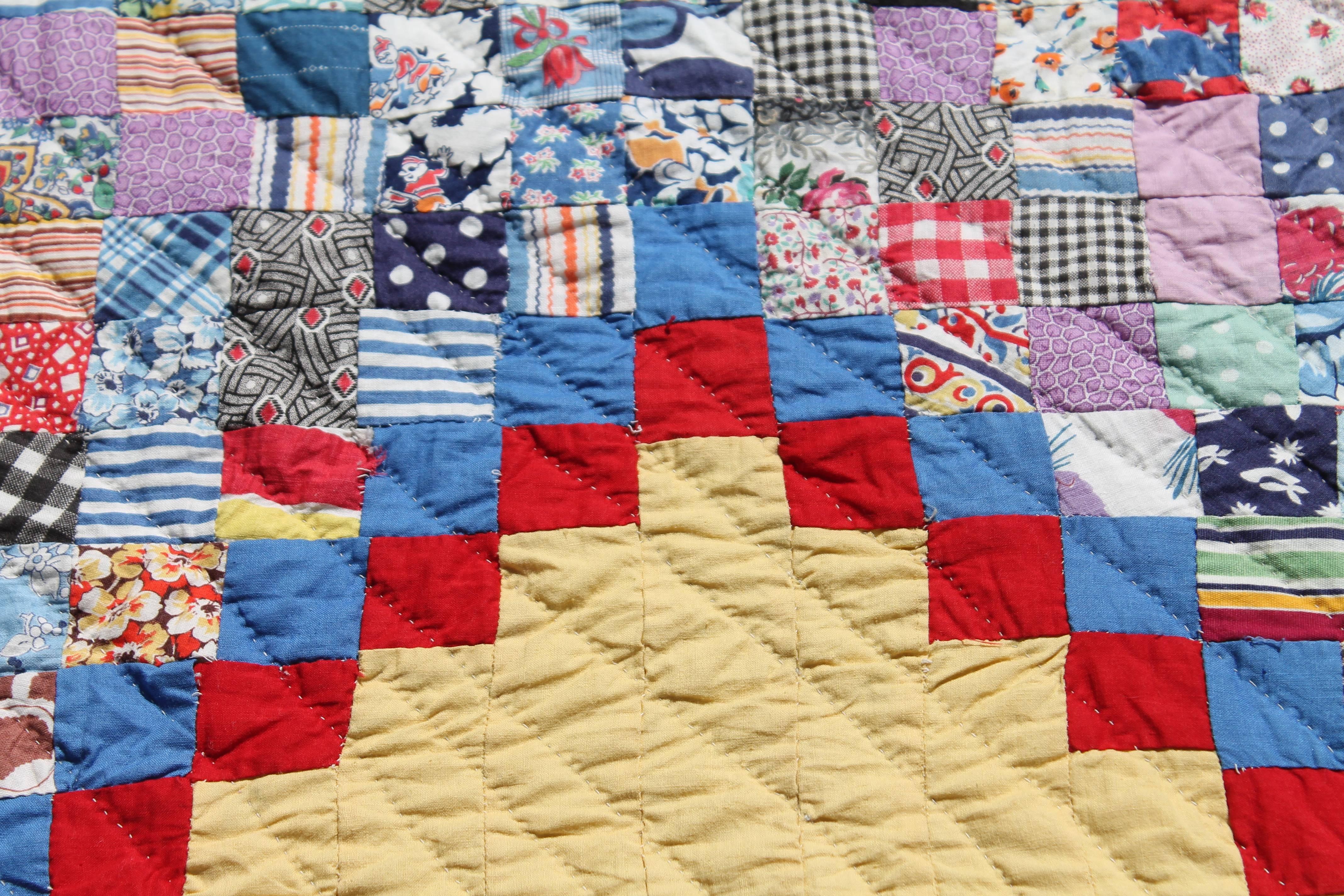 Quilt in Postage Stamp Chain Pattern In Excellent Condition In Los Angeles, CA