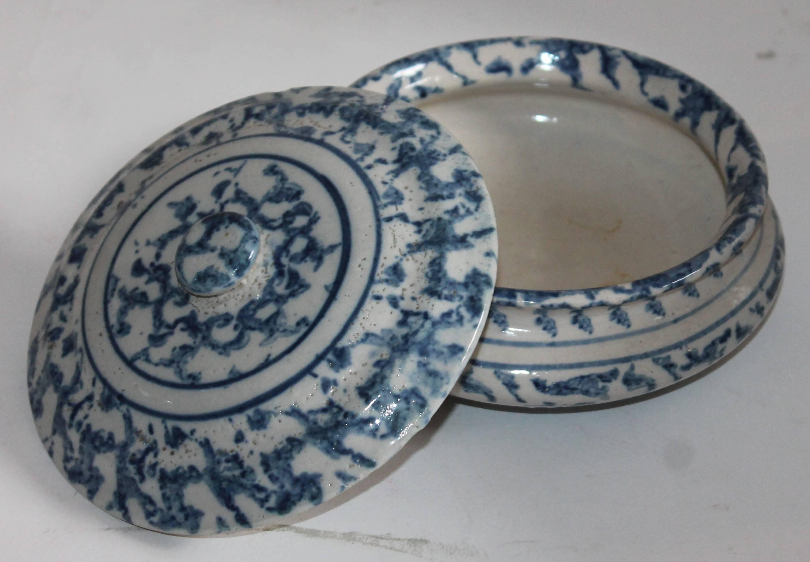 Fait main Récipient à couvercle en poterie de Spongeware du 19ème siècle en vente