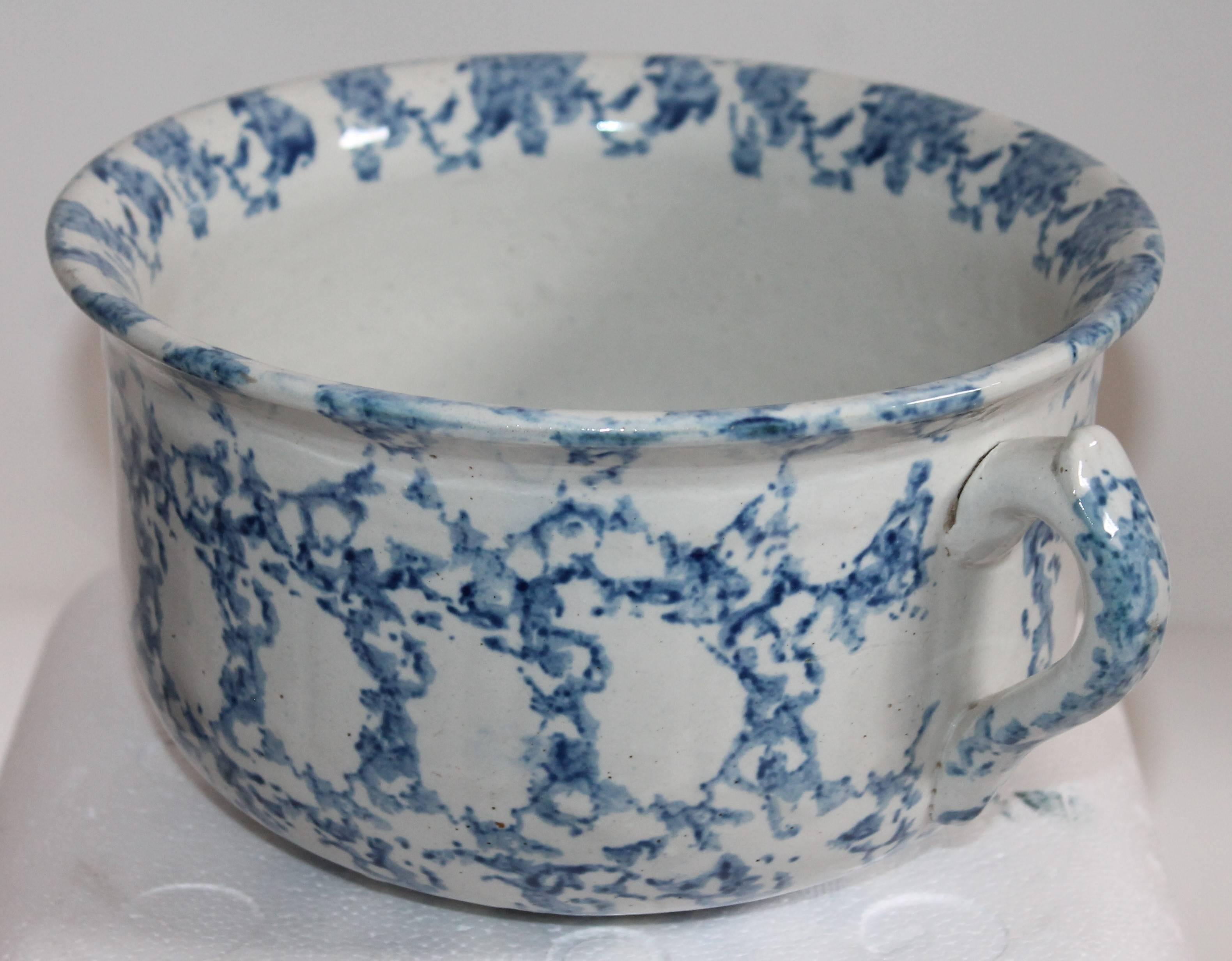 Diese 19. Jahrhundert Schwammware gesprenkelt Keramik Töpfchen mit Griff. Es ist in hervorragendem Zustand.