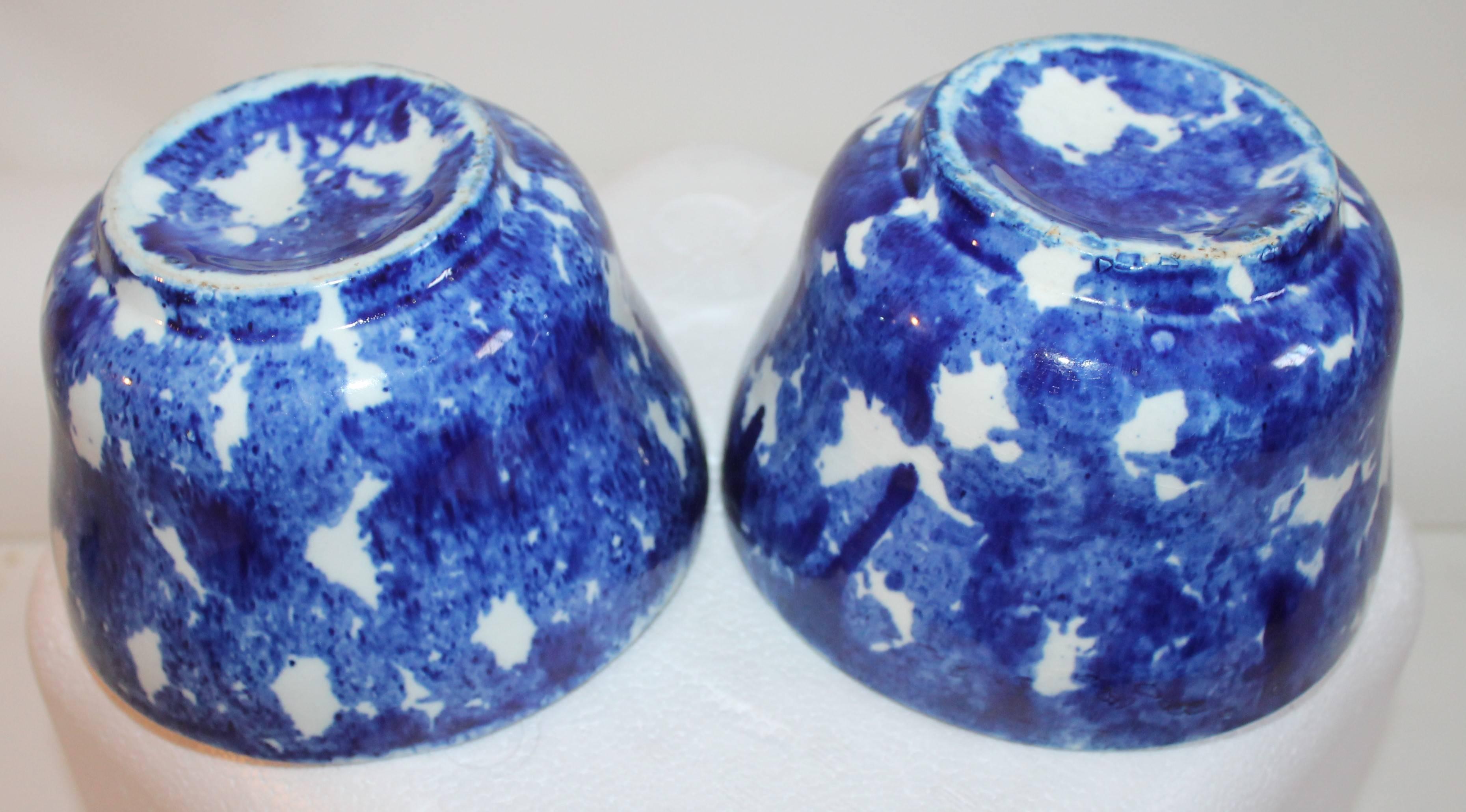 Sponge Ware Pottery Waste Bowls, Pair In Excellent Condition For Sale In Los Angeles, CA