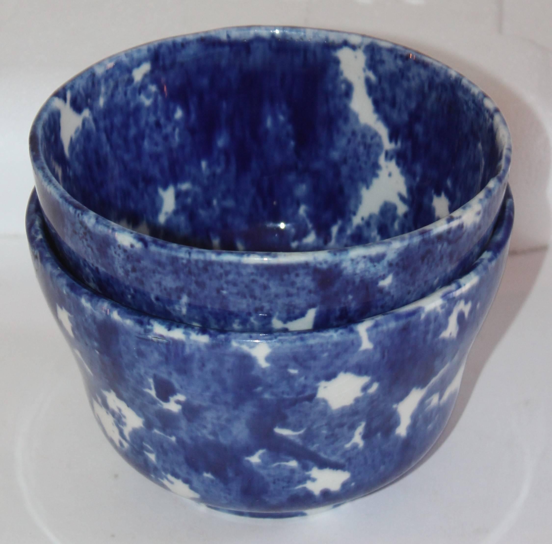 Waschtische Schalen aus Keramik aus Sponge Ware, Paar (19. Jahrhundert) im Angebot