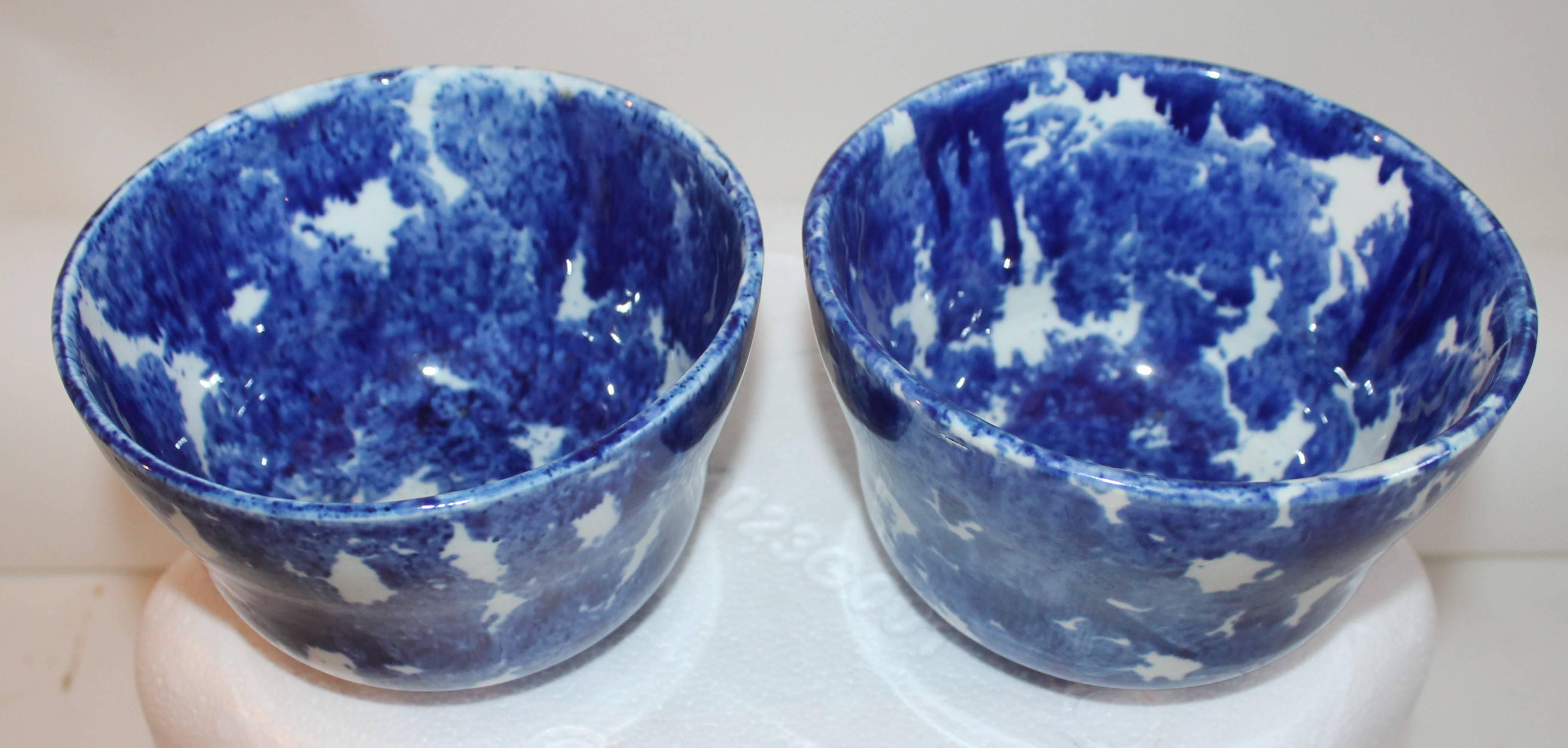 Waschtische Schalen aus Keramik aus Sponge Ware, Paar (amerikanisch) im Angebot