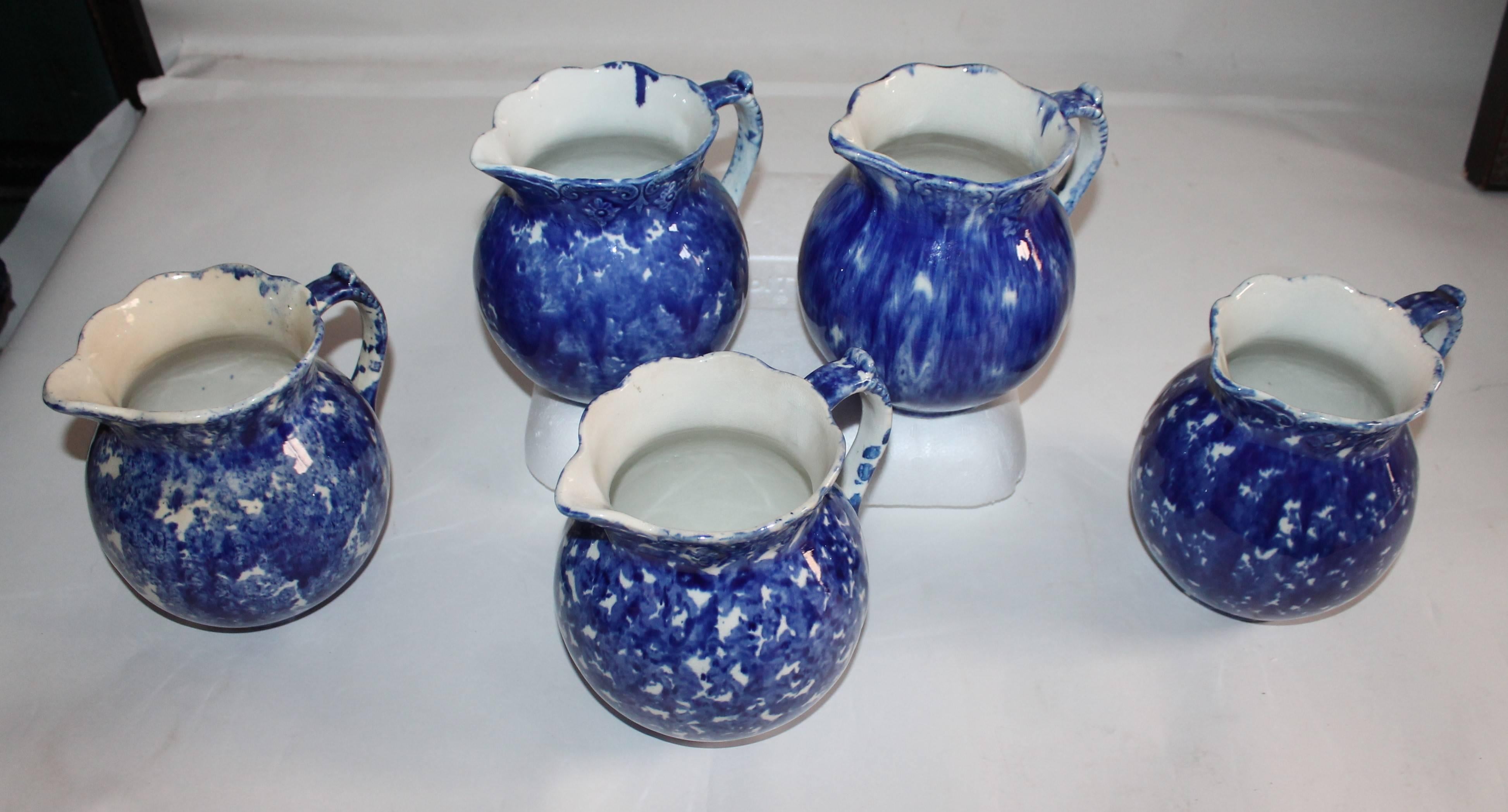 Sammlung von fünf Keramikkrügen aus Schwammware in tadellosem Zustand. Die Farben sind alle leicht unterschiedlich und die Form ist die gleiche.