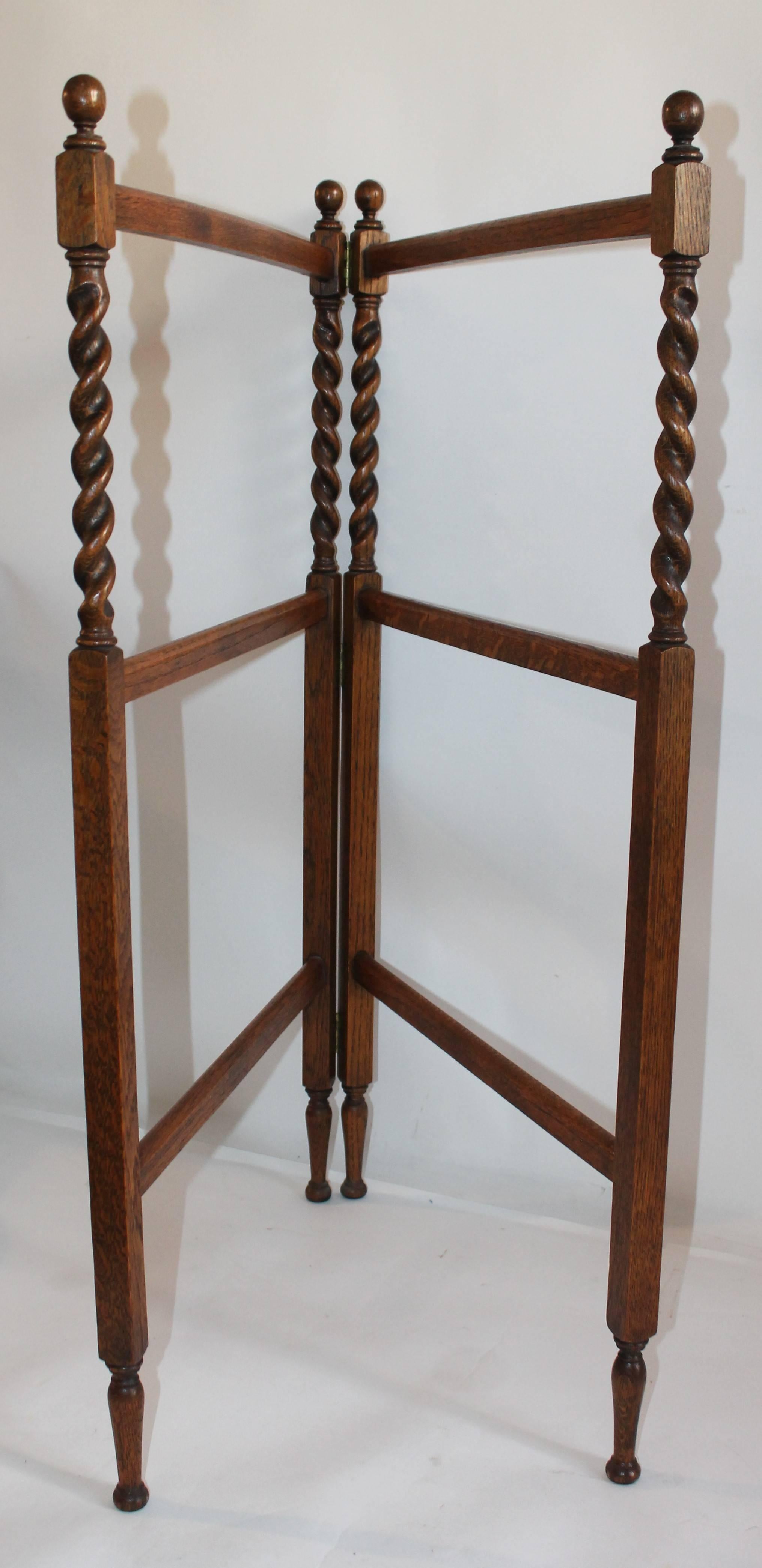 19Thc Oak barley twists folding quilt rack. The condition is very good and sturdy.