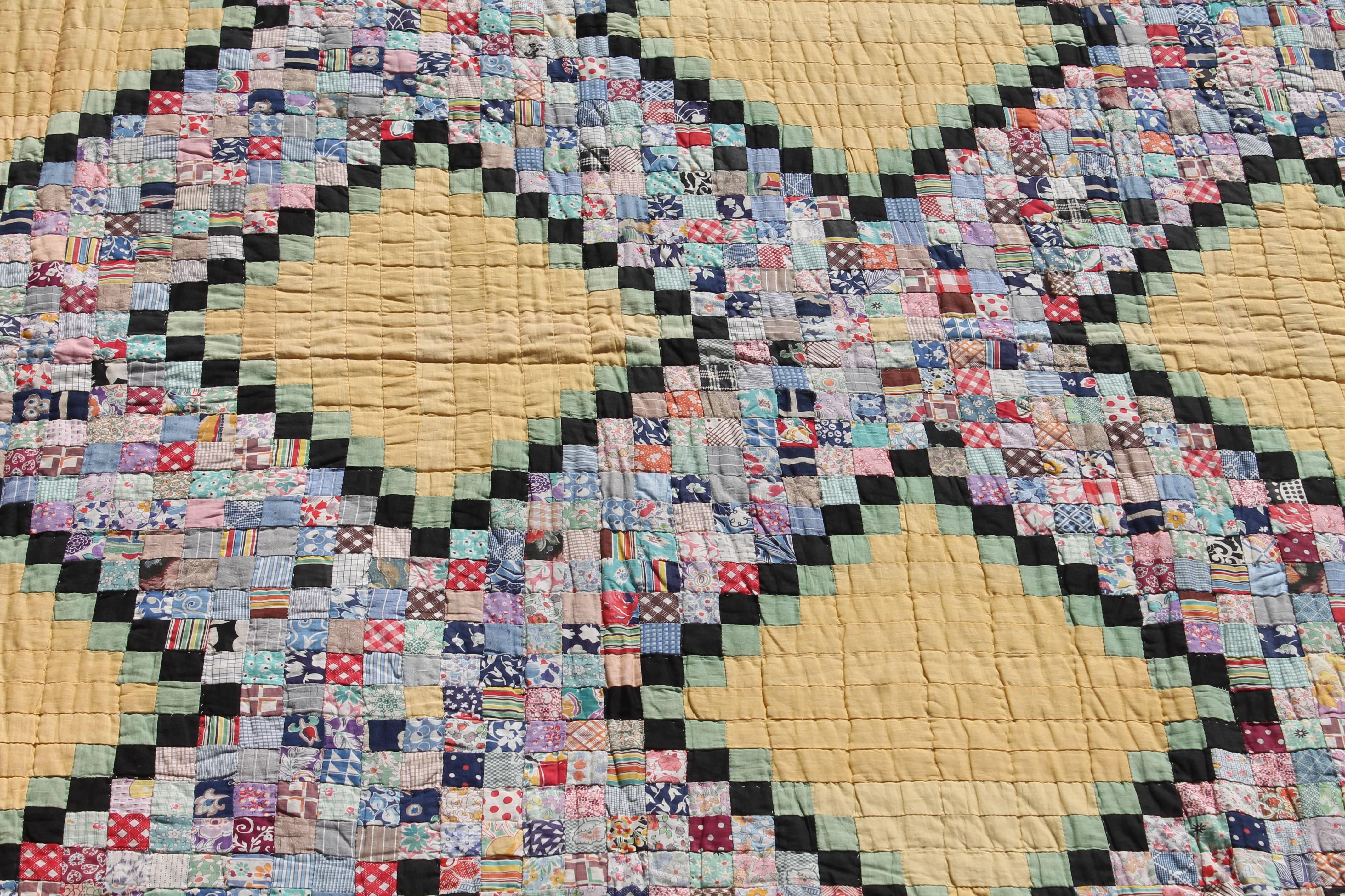 Quilt in Postage Stamp Chain In Excellent Condition In Los Angeles, CA