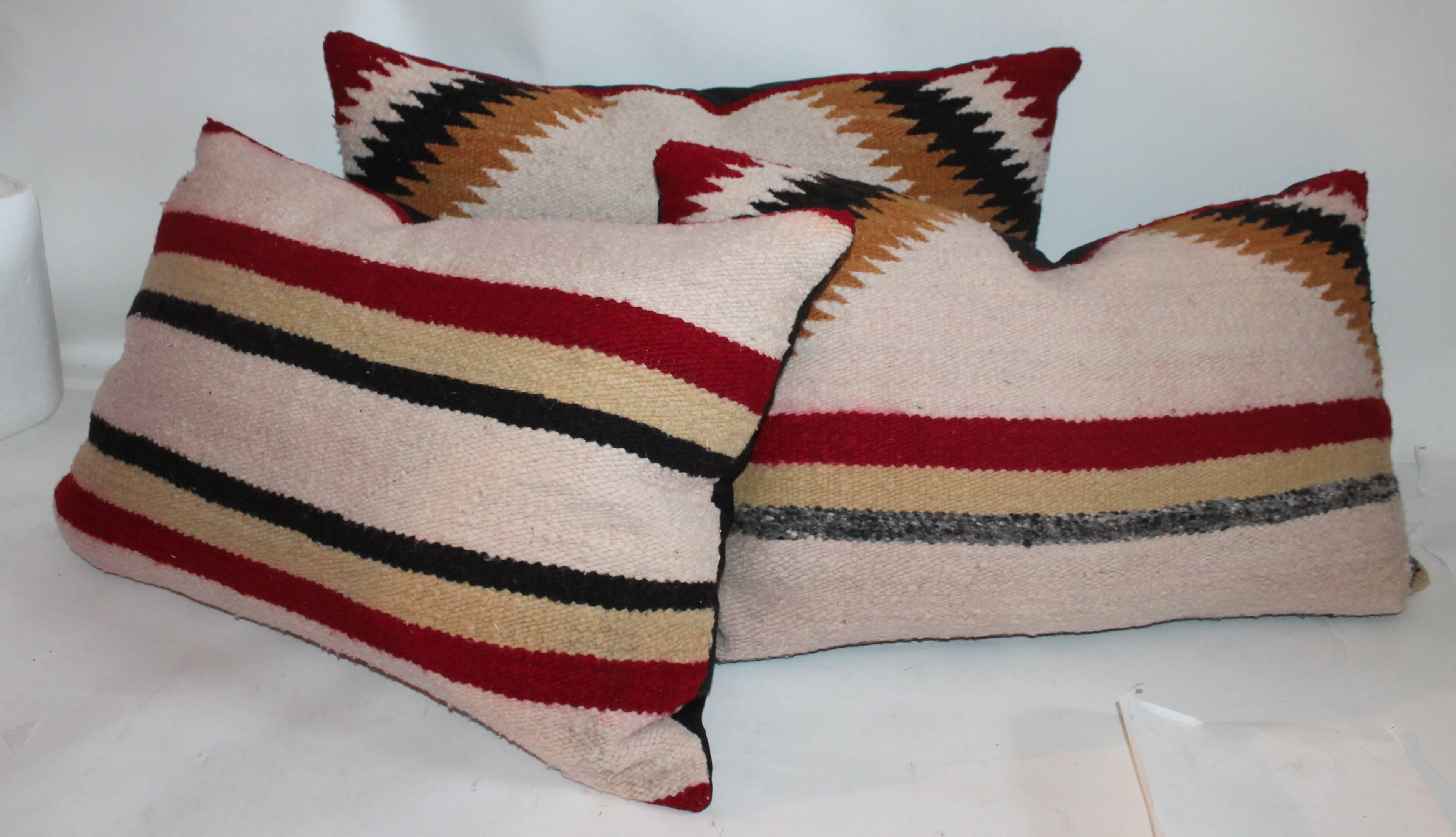 Cet ensemble de trois oreillers de couverture de selle Navajo provient d'une seule couverture de selle.